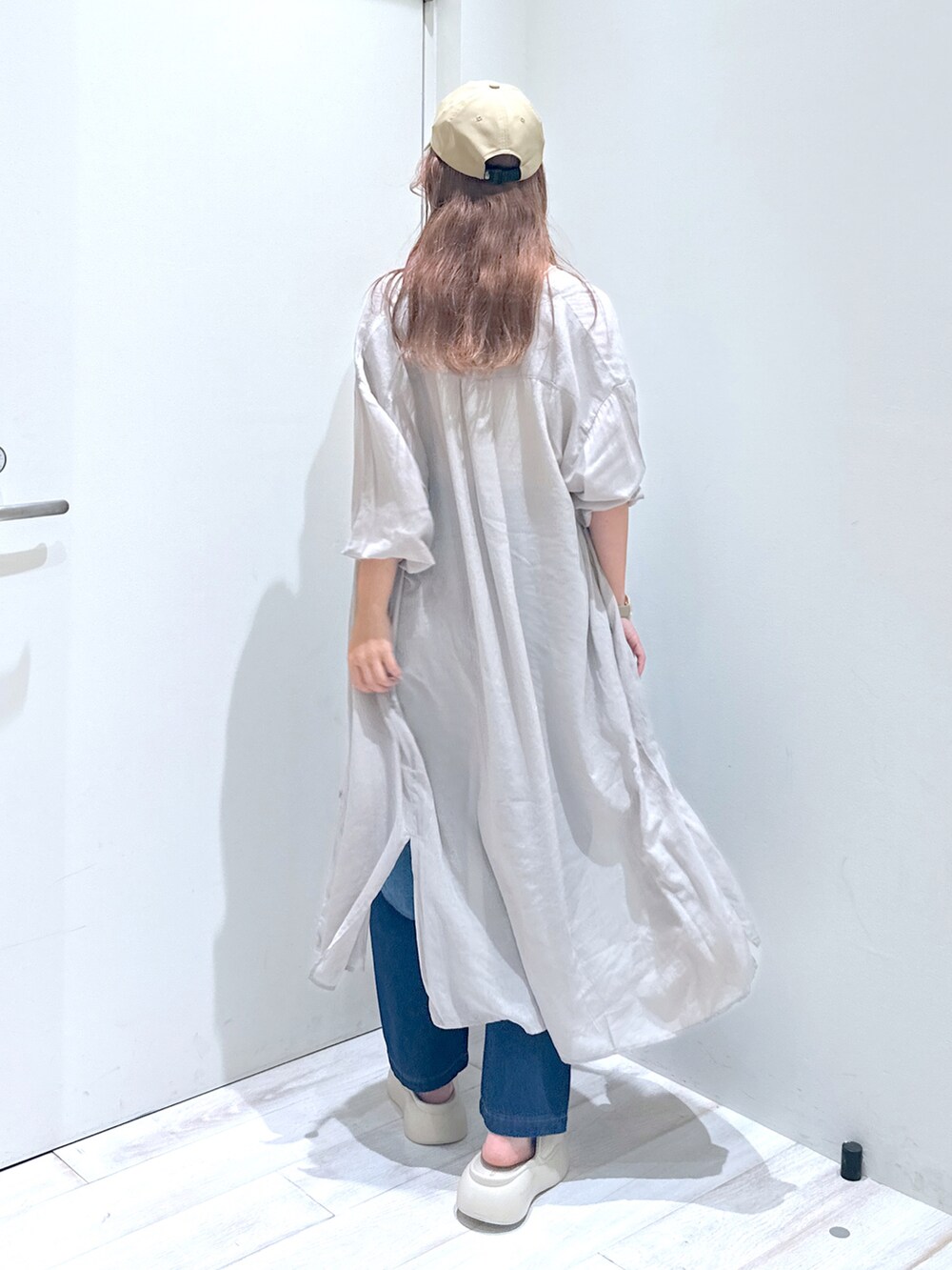 「BAYFLOW(BAYFLOW)、シアーワンピース、シャツワンピース、デニム、デニムパンツ、パンツスタイル、セールコーデ、骨格ウェーブ、ブルベ冬」｜「bijorieの【bijorie】カップ付きバッククロスキャミ／NEW BASIC 24SS（キャミソール、ホワイト系）」を使った、ジュネさん（骨格ウェーブ・レディース・162cm）の夏コーディネートの3枚目の写真
