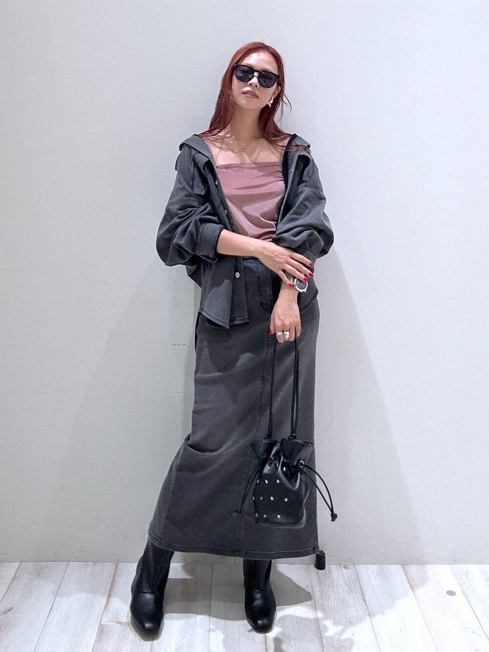 ブラック系のシャツ/ブラウス、ブラック系のショルダーバッグ、ブラック系のデニムスカートを着用したレディースの秋コーディネートの2枚目の写真