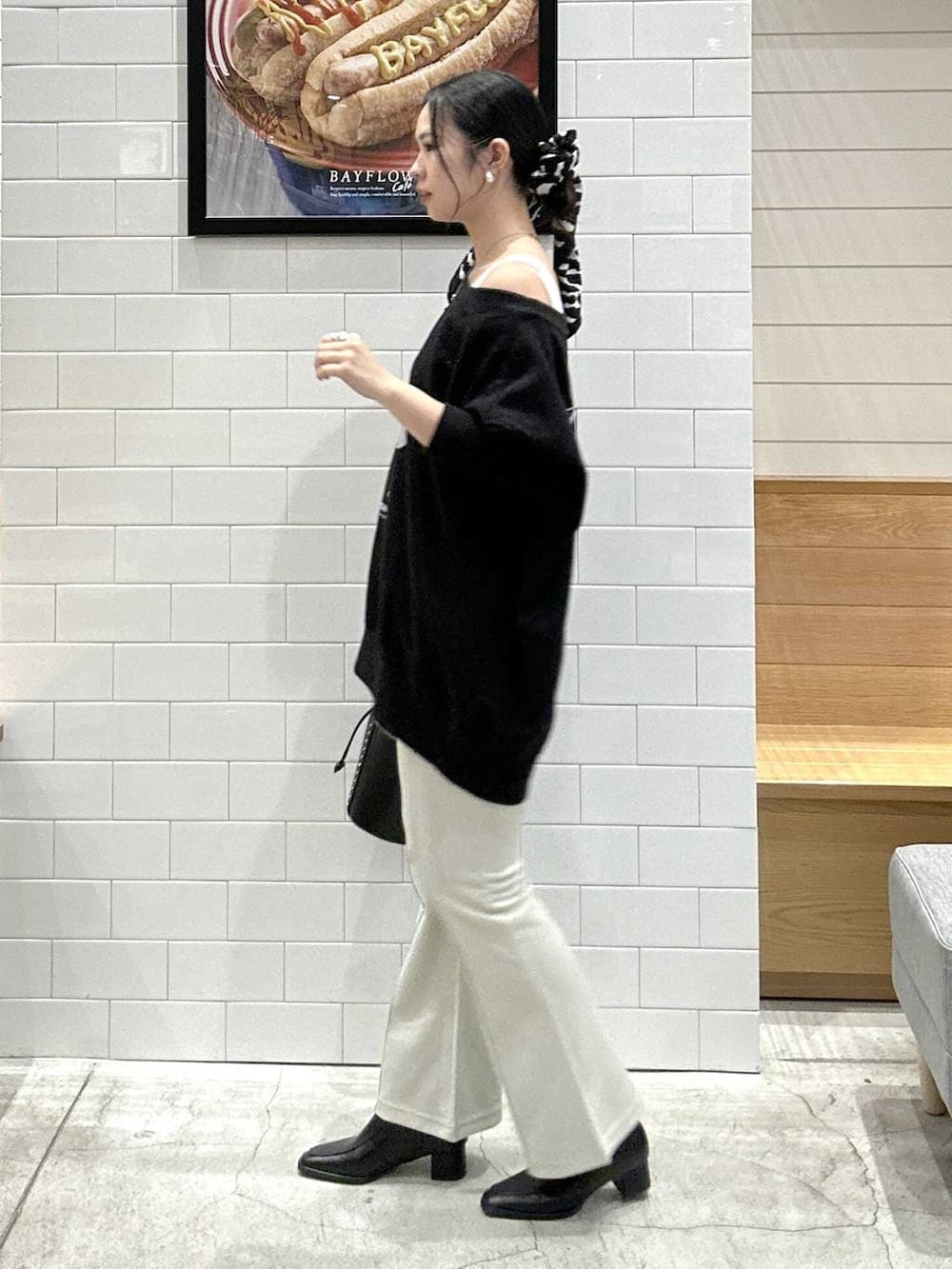 グレー系のその他パンツ、ブラック系のブーツ、ブラック系のハンドバッグを着用したレディースの冬コーディネートの2枚目の写真