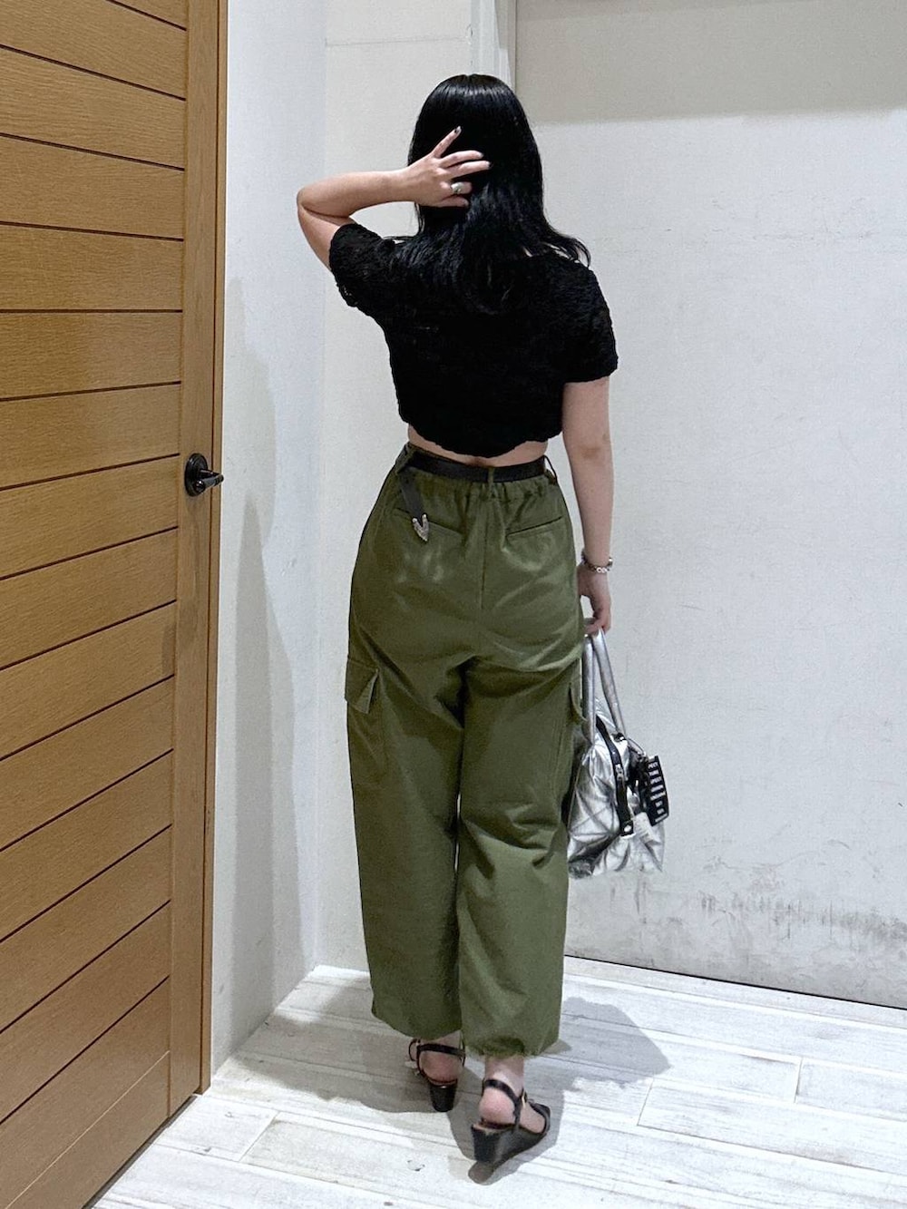 グリーン系のカーゴパンツ、ブラック系のサンダル、ブラック系のTシャツ/カットソーを着用したレディースの夏コーディネートの3枚目の写真