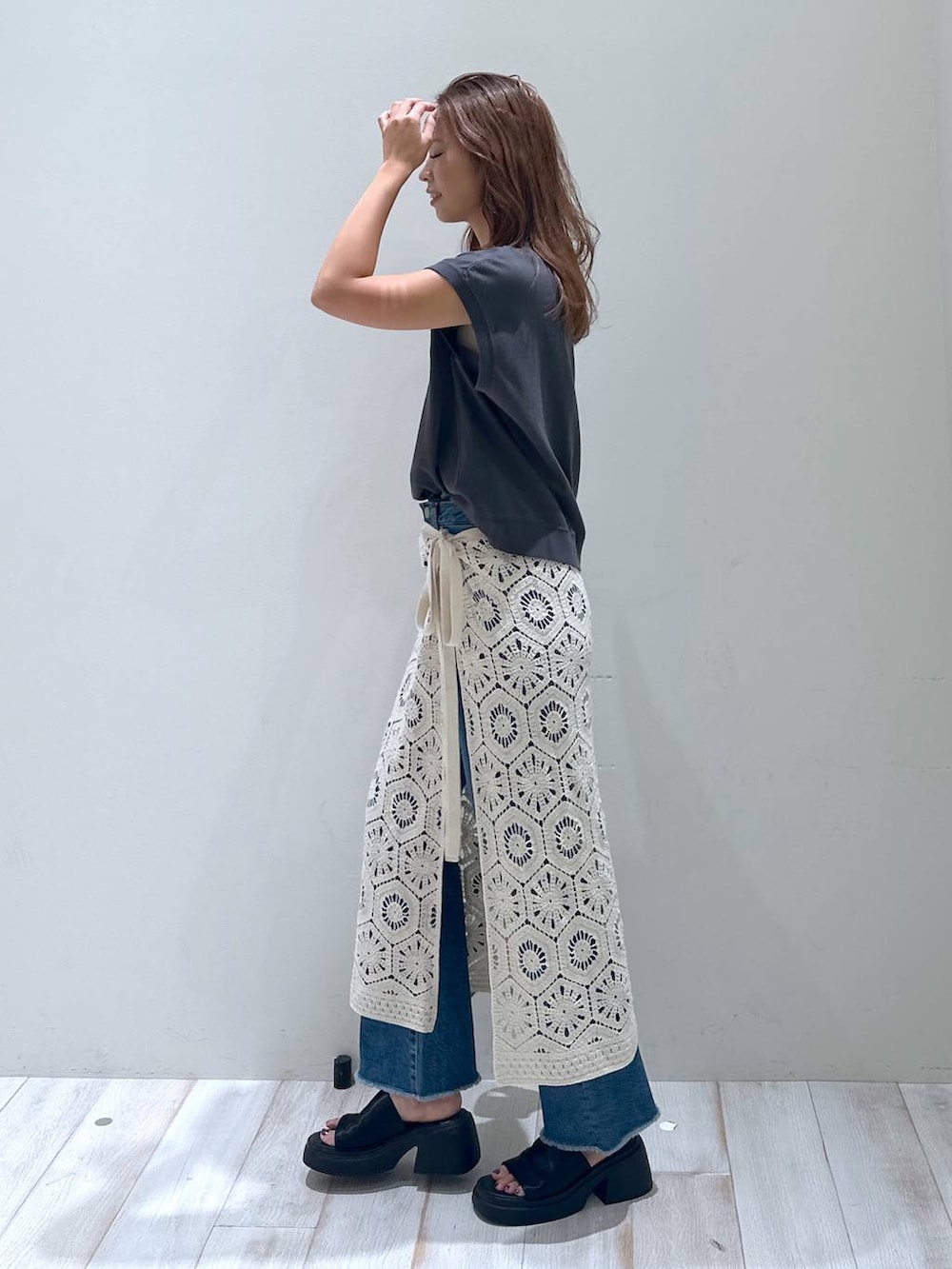 ブラック系のサンダル、ホワイト系のスカート、ホワイト系のエコバッグ/サブバッグを着用したレディースの秋コーディネートの3枚目の写真