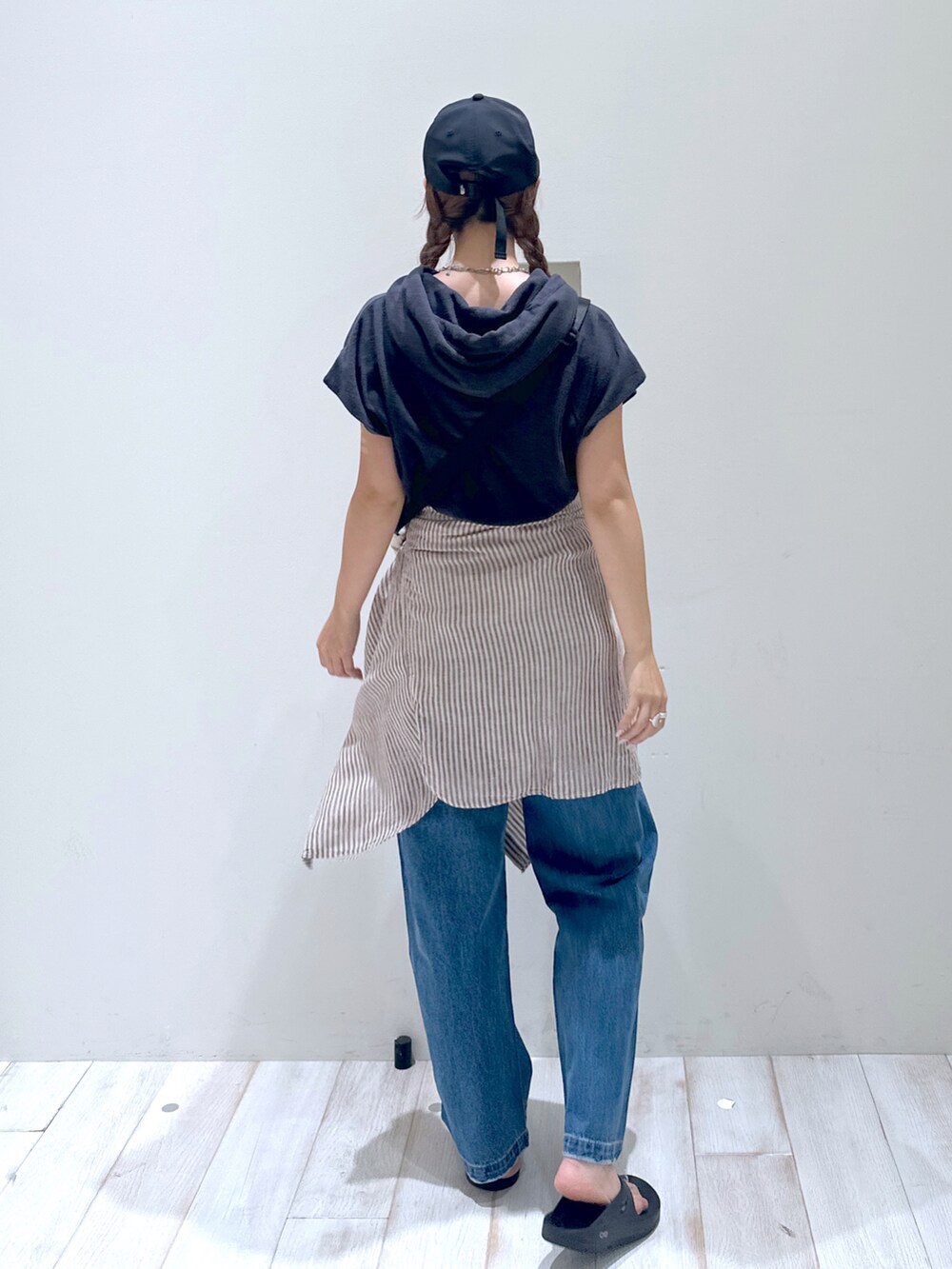 ベージュ系のサンダル、ブルー系のデニムパンツ、グレー系のTシャツ/カットソーを着用したレディースの夏コーディネートの4枚目の写真