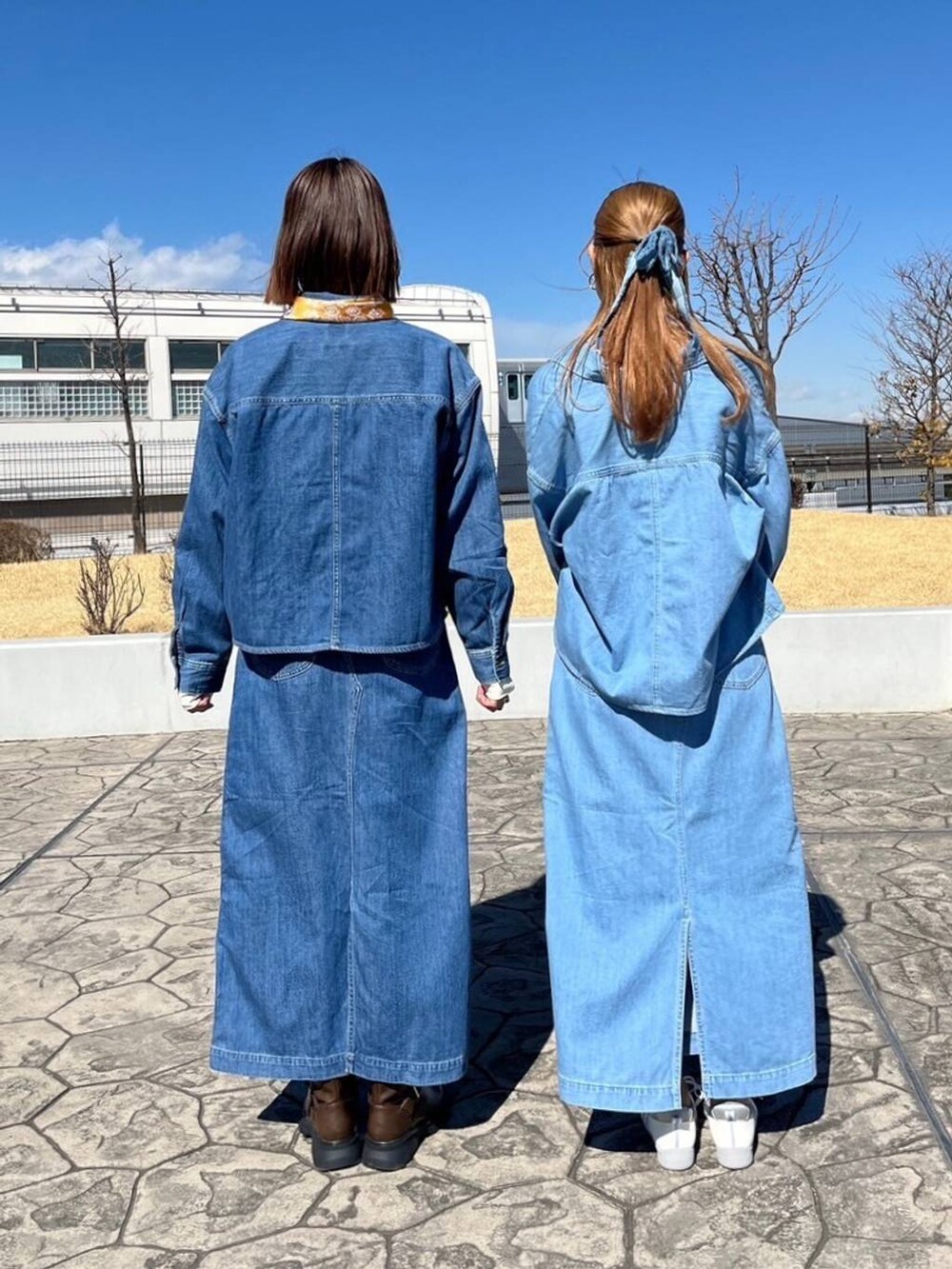 ブラウン系のブーツ、ホワイト系のスニーカー、ブルー系のシャツ/ブラウスを着用したレディースの春コーディネートの3枚目の写真