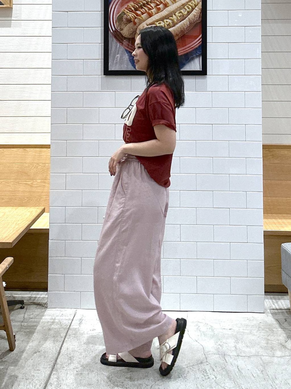 レッド系のTシャツ/カットソー、パープル系のその他パンツ、ホワイト系のハンドバッグを着用したレディースの夏コーディネートの3枚目の写真