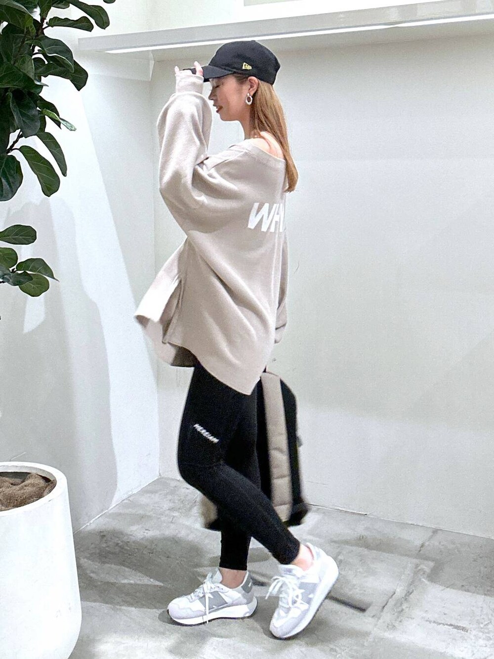 グレー系のスニーカー、ベージュ系のバックパック/リュック、ベージュ系のTシャツ/カットソーを着用したレディースの春コーディネートの4枚目の写真