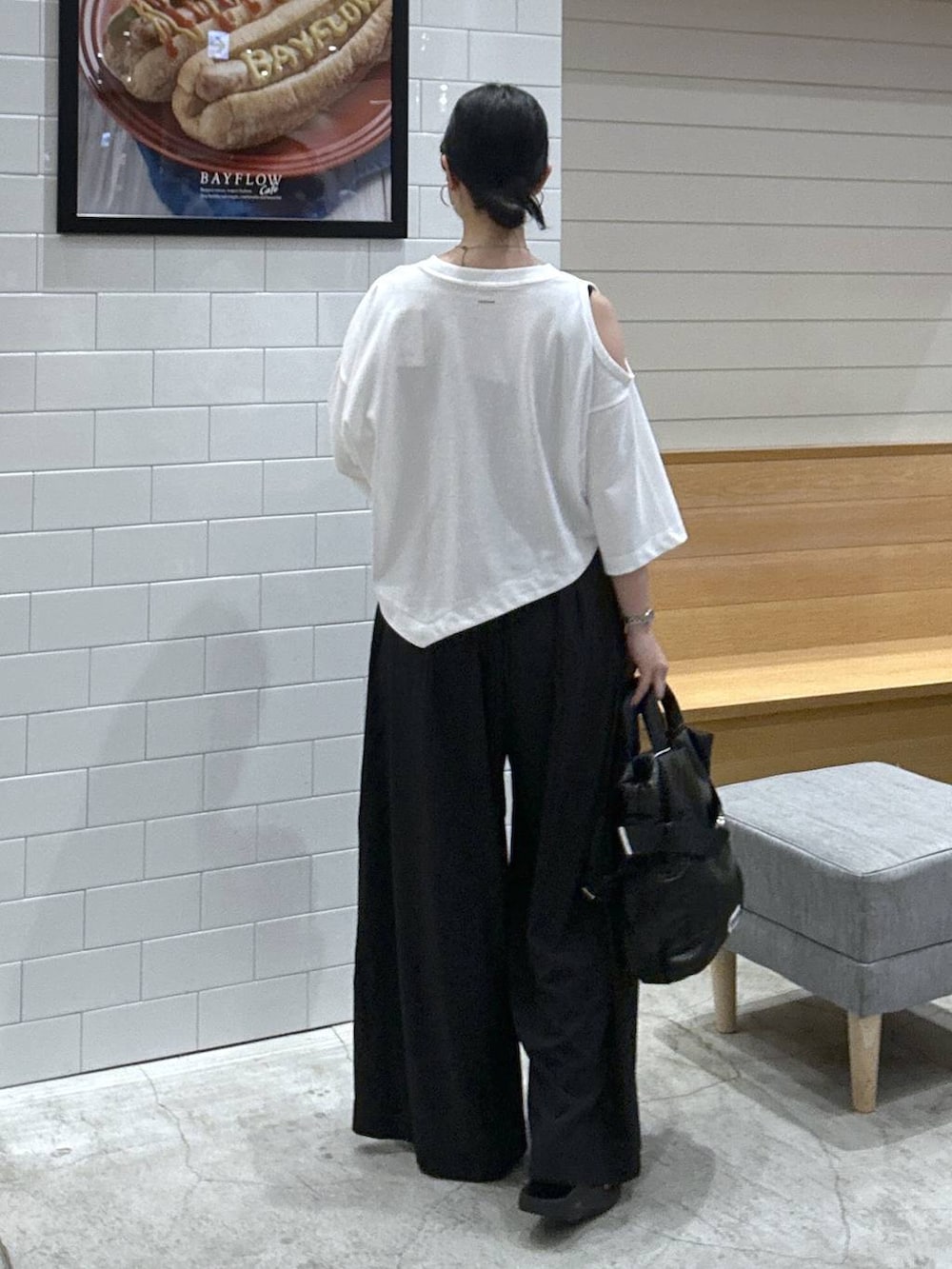 ブラック系のトートバッグ、ホワイト系のTシャツ/カットソー、ブラック系のその他パンツを着用したレディースの夏コーディネートの3枚目の写真