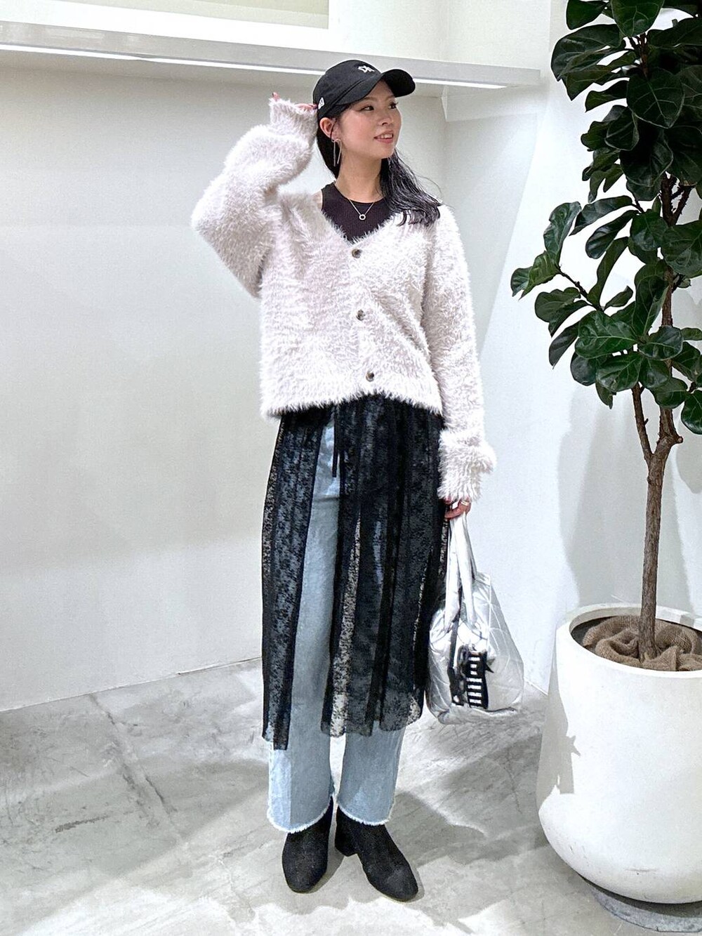 「ヘルシー、高見え、着痩せ・細見え、ラフ、きれいめ、カジュアル、BAYFLOW、bijorie、きれいめカジュアル、カーディガン、ニット、カップ付きインナー、レイヤードスタイル、デニムパンツ、ブーツ」｜「BAYFLOWの[ストレッチ入り]フレアジーンズ（デニムパンツ、ブルー系）」を使った、ジュネさん（レディース・162cm）の冬コーディネートの2枚目の写真