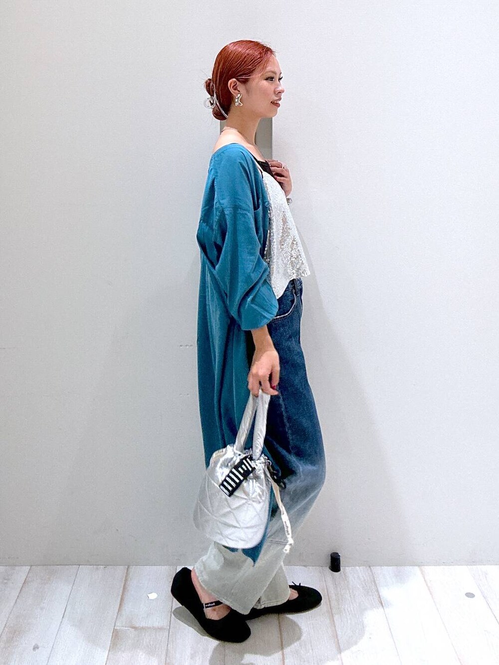 ブルー系のシャツ/ブラウス、ブルー系のデニムパンツ、ブラック系のバレエシューズを着用したレディースの秋コーディネートの3枚目の写真