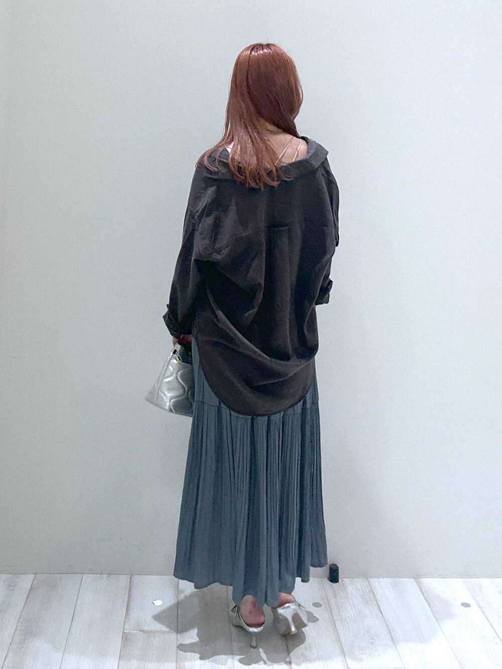 シルバー系のショルダーバッグ、グレー系のシャツ/ブラウス、ブルー系のスカートを着用したレディースの秋コーディネートの2枚目の写真