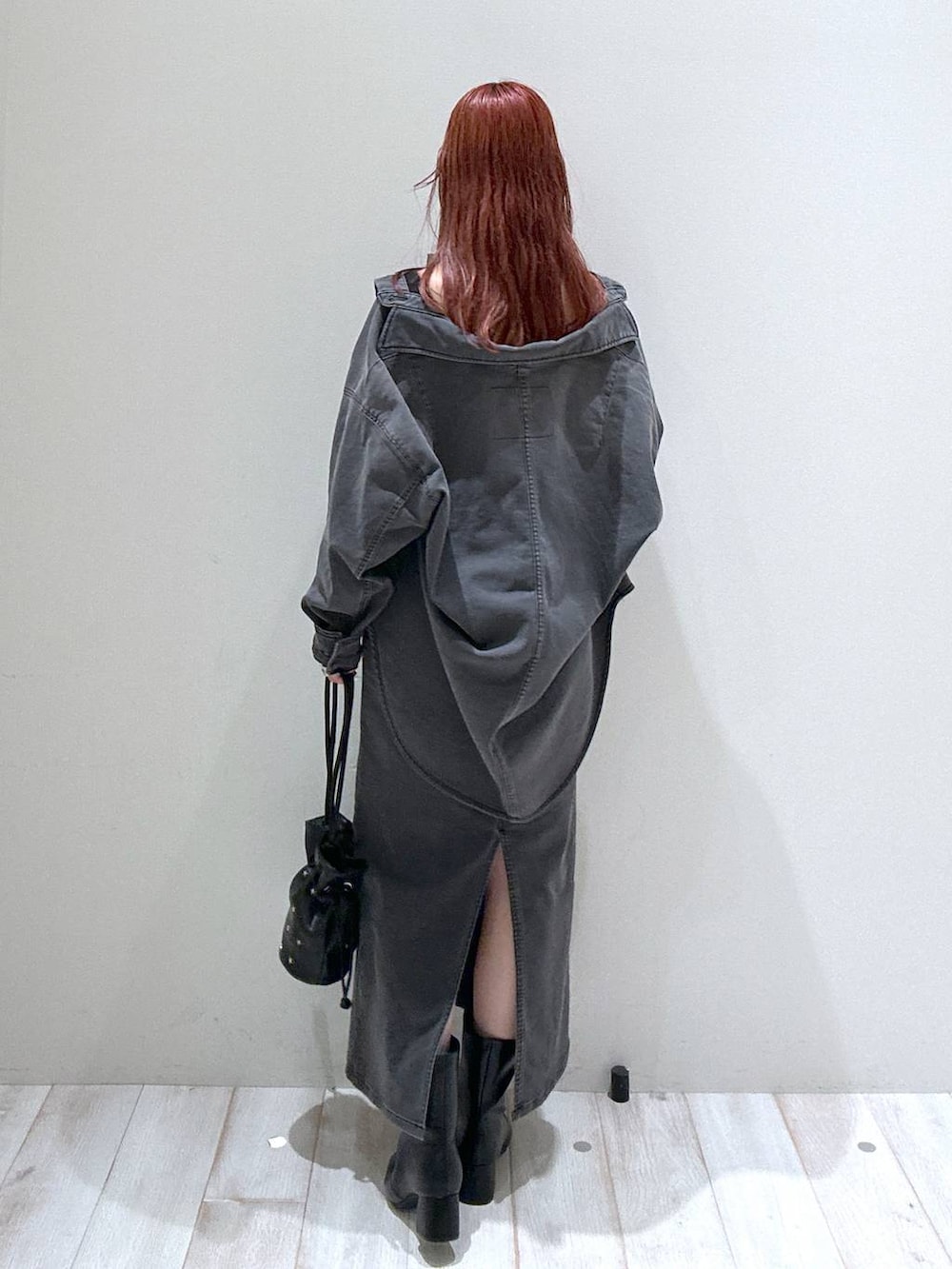 ブラック系のシャツ/ブラウス、ブラック系のショルダーバッグ、ブラック系のデニムスカートを着用したレディースの秋コーディネートの3枚目の写真