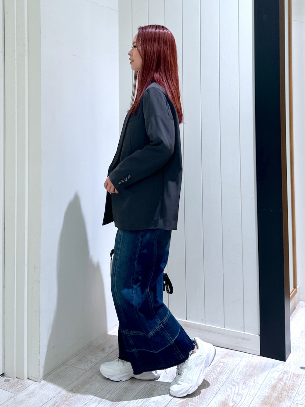 ホワイト系のスニーカー、ベージュ系のスウェット、グレー系のテーラードジャケットを着用したレディースの春コーディネートの3枚目の写真