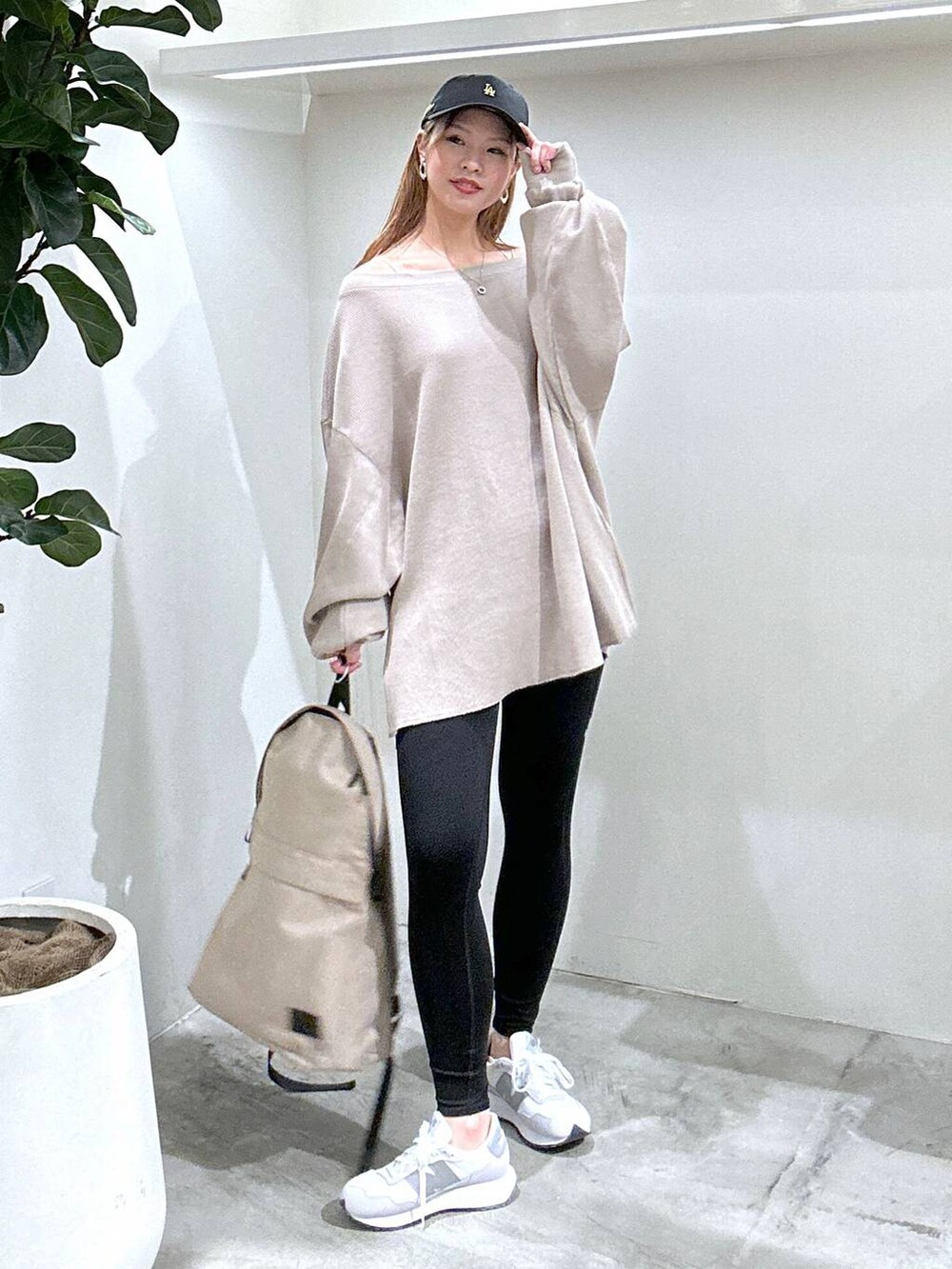 グレー系のスニーカー、ベージュ系のバックパック/リュック、ベージュ系のTシャツ/カットソーを着用したレディースの春コーディネートの3枚目の写真