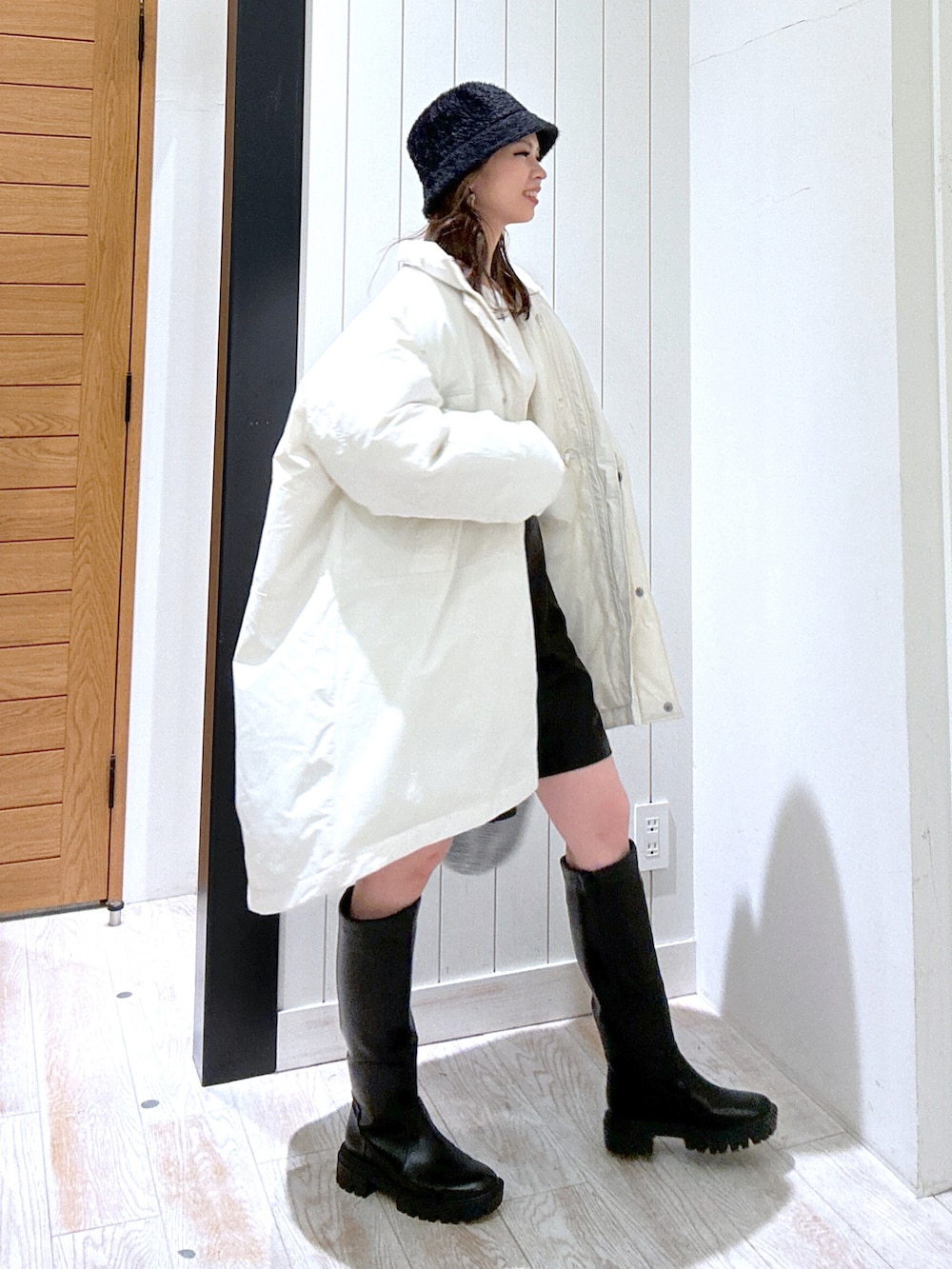 ベージュ系のダウンジャケット/コート、ブラック系のその他パンツ、ブラック系のブーツを着用したレディースの冬コーディネートの2枚目の写真