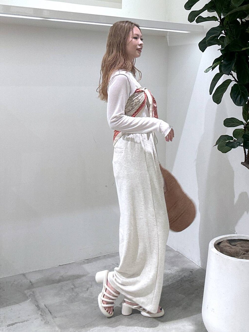 ホワイト系のTシャツ/カットソー、ピンク系のハンドバッグ、ベージュ系のスウェットパンツを着用したレディースの春コーディネートの3枚目の写真