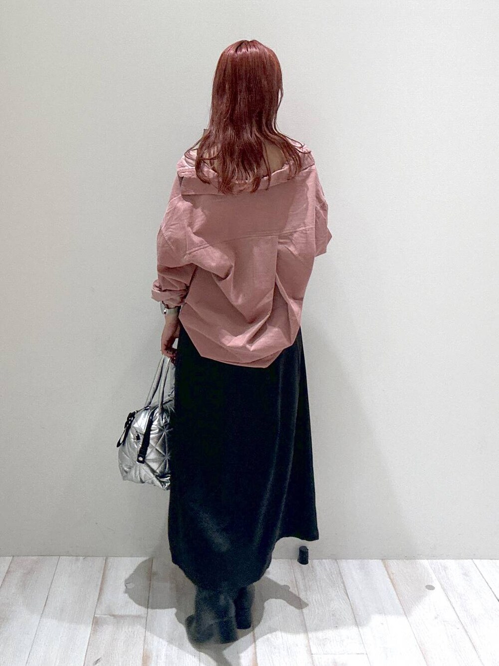 ピンク系のシャツ/ブラウス、シルバー系のトートバッグ、ブラック系のキャミソールを着用したレディースの秋コーディネートの3枚目の写真