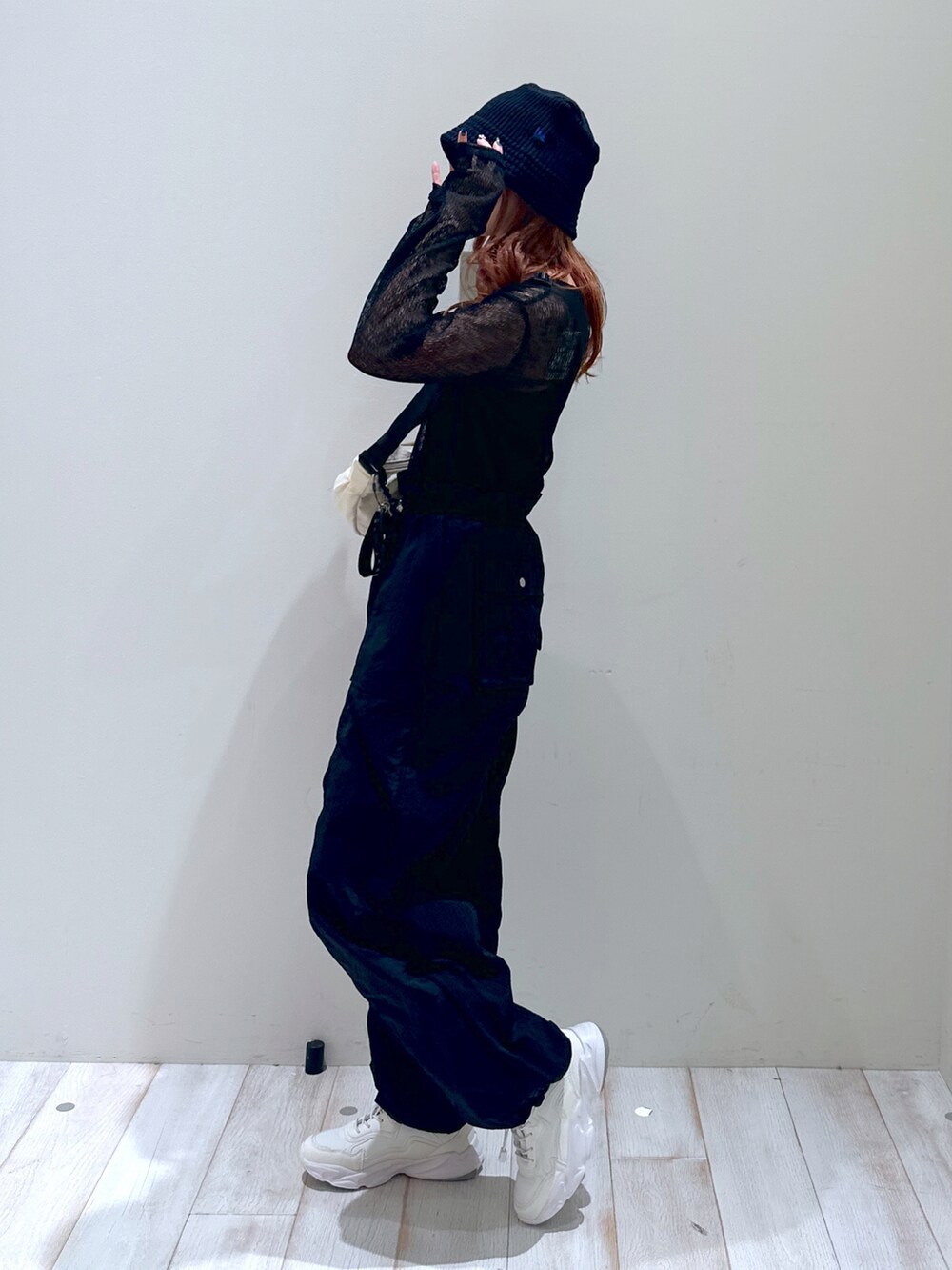 ブラック系のTシャツ/カットソー、ベージュ系のショルダーバッグ、ホワイト系のスニーカーを着用したレディースの春コーディネートの3枚目の写真