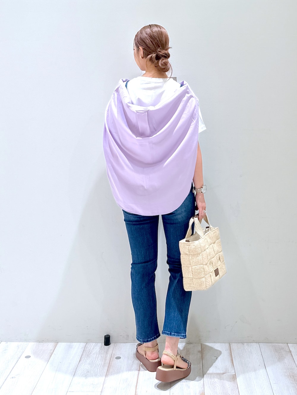 ブルー系のその他トップス、パープル系のシャツ/ブラウス、ホワイト系のTシャツ/カットソーを着用したレディースの春コーディネートの4枚目の写真