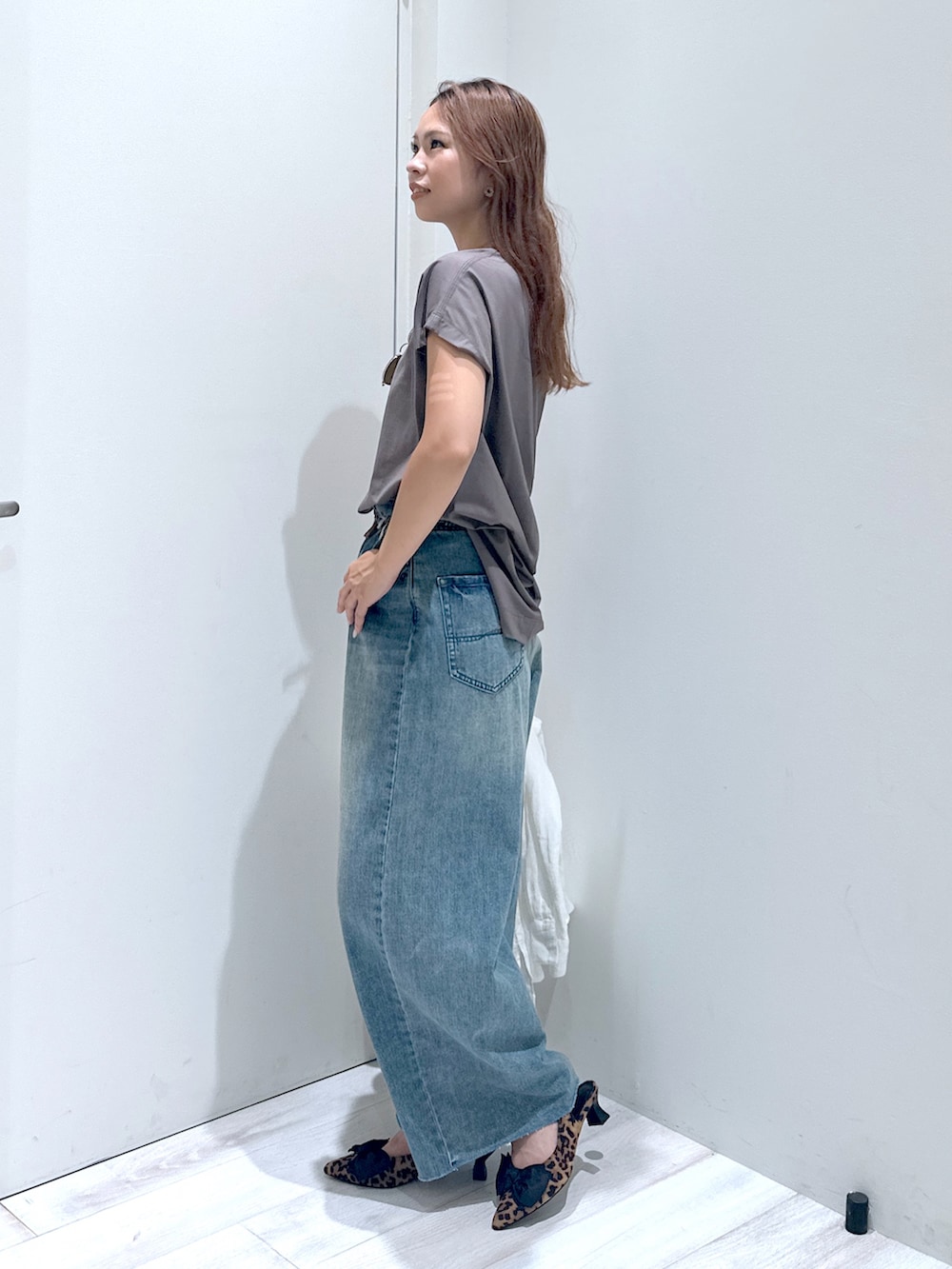 ブルー系のデニムパンツ、ホワイト系のシャツ/ブラウス、ブラウン系のTシャツ/カットソーを着用したレディースの秋コーディネートの2枚目の写真