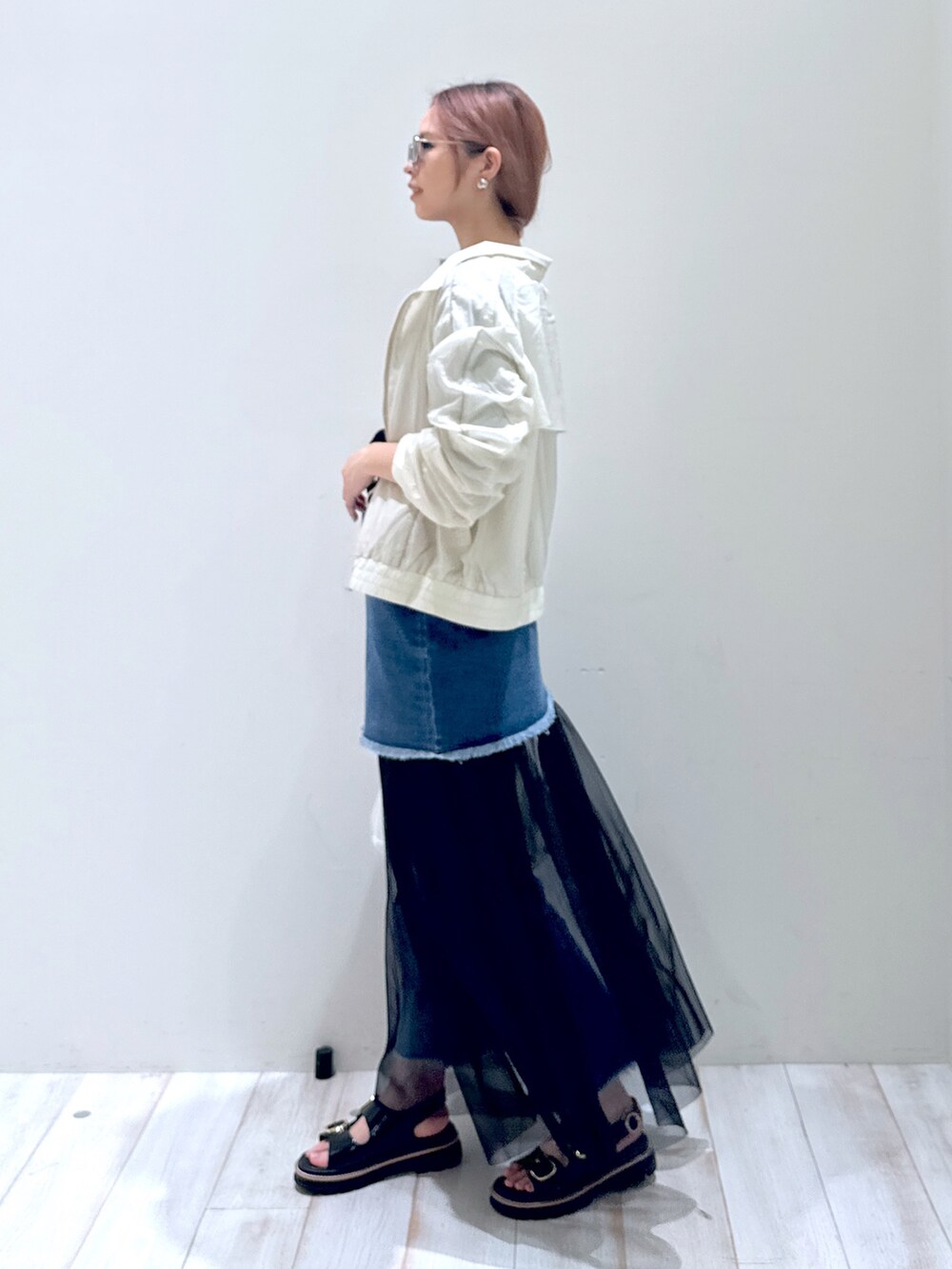 ブラック系のTシャツ/カットソー、ブラック系のワンピース、ブラック系のサンダルを着用したレディースの春コーディネートの3枚目の写真