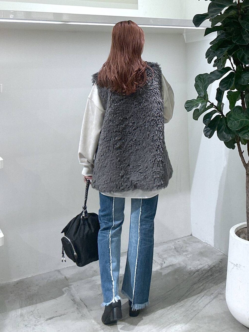 「ラフ、ヘルシー、カジュアル、BAYFLOW、シンプルコーデ、骨格ウェーブ、ベスト、デニムパンツ、秋コーデ、ブーツ、リラックス、新作、BAYFLOWJEANS_BAYFLOW、スウェット、体型カバー」|ジュネさん(骨格ウェーブ・レディース・162cm)の秋コーディネートの3枚目の写真