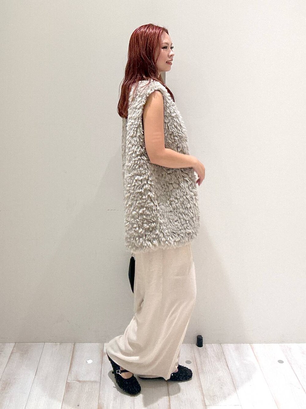 ブラック系のバレエシューズ、ブラック系のキャミソール、ブラック系のショルダーバッグを着用したレディースの秋コーディネートの2枚目の写真