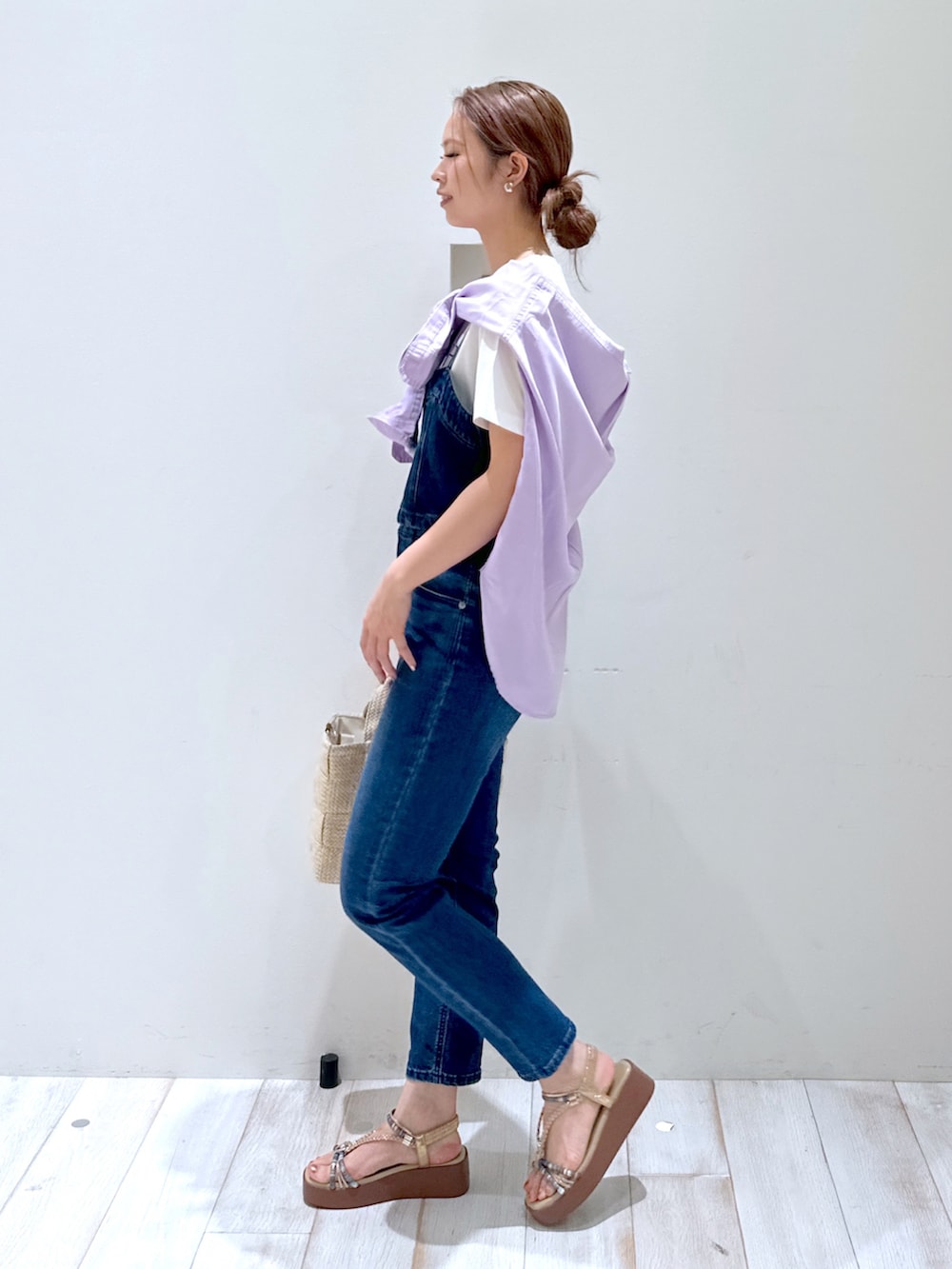 ブルー系のその他トップス、パープル系のシャツ/ブラウス、ホワイト系のTシャツ/カットソーを着用したレディースの春コーディネートの3枚目の写真