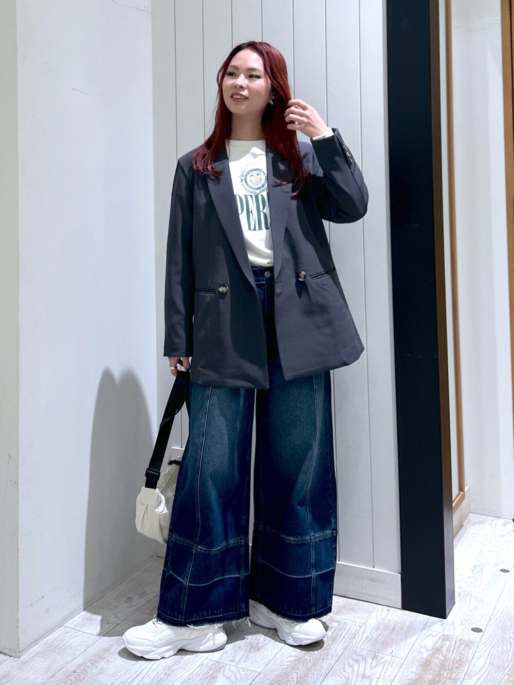 ホワイト系のスニーカー、ベージュ系のスウェット、グレー系のテーラードジャケットを着用したレディースの春コーディネートの2枚目の写真