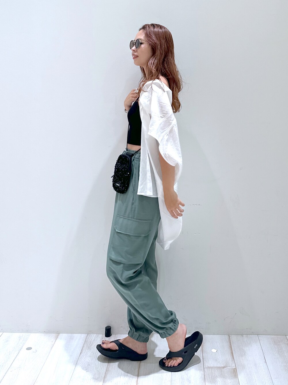 「BAYFLOW(BAYFLOW)、接触冷感、ヘルシー、夏コーデ、シャツスタイル、サングラス、サンダル、海外系ファッション、リラックススタイル、骨格ウェーブ、ブルベ冬」｜「BAYFLOWのシアーワークシャツ（シャツ/ブラウス、ホワイト系）」を使った、ジュネさん（骨格ウェーブ・レディース・162cm）の夏コーディネートの2枚目の写真
