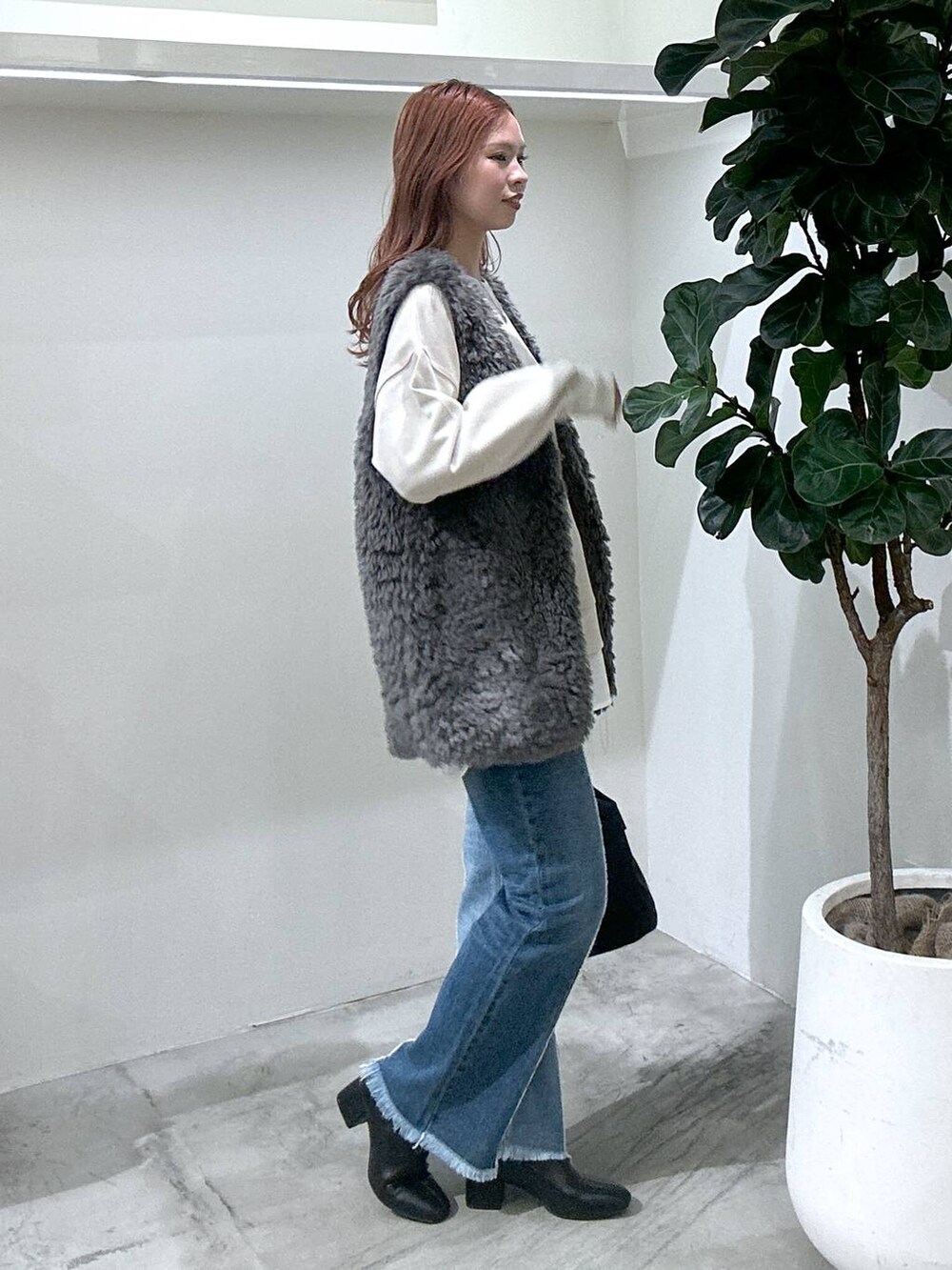 「ラフ、ヘルシー、カジュアル、BAYFLOW、シンプルコーデ、骨格ウェーブ、ベスト、デニムパンツ、秋コーデ、ブーツ、リラックス、新作、BAYFLOWJEANS_BAYFLOW、スウェット、体型カバー」|ジュネさん(骨格ウェーブ・レディース・162cm)の秋コーディネートの2枚目の写真