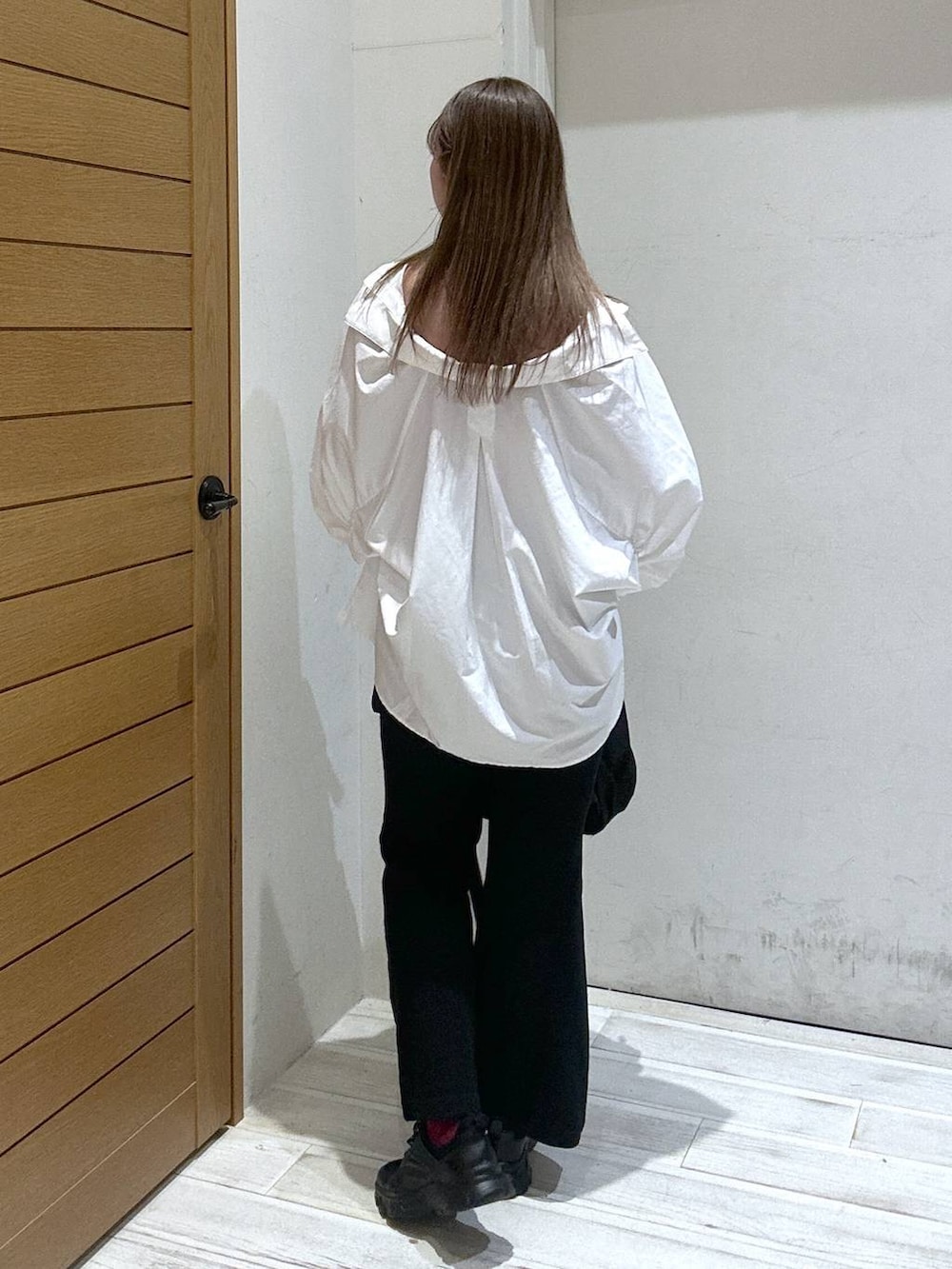 ブラック系のバックパック/リュック、ブラック系のその他パンツ、ブラック系のスニーカーを着用したレディースの春コーディネートの3枚目の写真