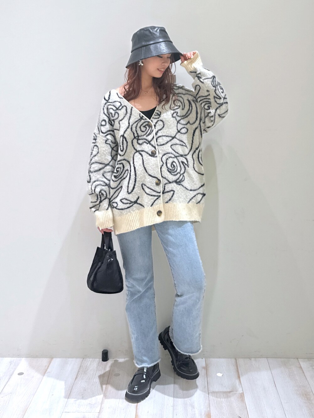 「BAYFLOW(BAYFLOW)、骨格ウェーブ、デニム、カーディガン、秋服準備はじめました、秋コーデ、ブルベ冬、ハット、カジュアル、大人カジュアル、シンプルコーデ」｜「BAYFLOWの[ストレッチ入り]フレアジーンズ（デニムパンツ、ブルー系）」を使った、ジュネさん（骨格ウェーブ・レディース・162cm）の秋コーディネートの2枚目の写真