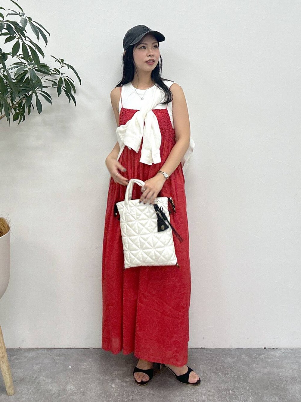 ホワイト系のタンクトップ、ホワイト系のシャツ/ブラウス、ホワイト系のハンドバッグを着用したレディースの春コーディネートの2枚目の写真