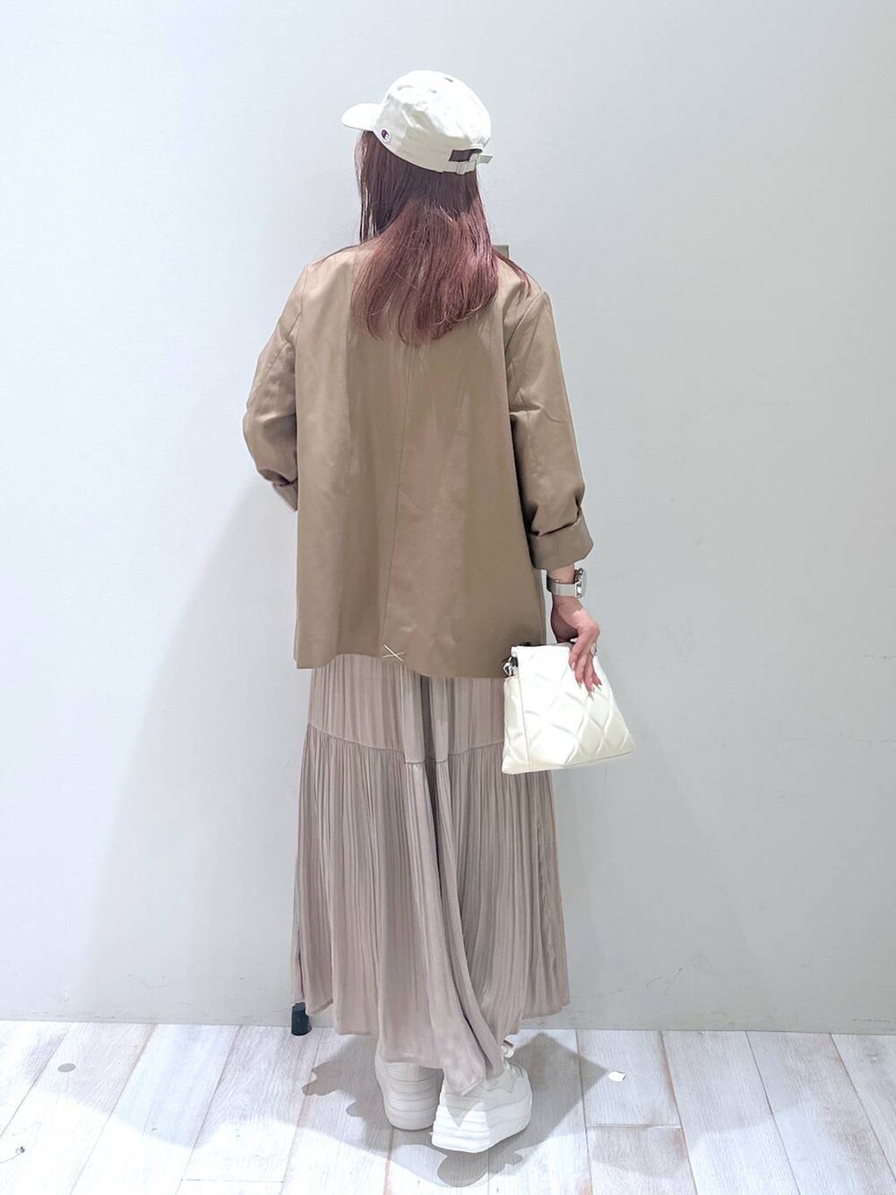 「体型カバー、差し色コーデ、ベーシック/シンプル、高見え、ラフ、ヘルシー、きれいめ、カジュアル、BAYFLOW、bijorie、シンプルコーデ、きれいめカジュアル、秋コーデ、秋冬新作、秋服準備はじめました」｜「BAYFLOWのキルティングショルダーバッグ（ショルダーバッグ、ベージュ系）」を使った、ジュネさん（骨格ウェーブ・レディース・162cm）の秋コーディネートの4枚目の写真
