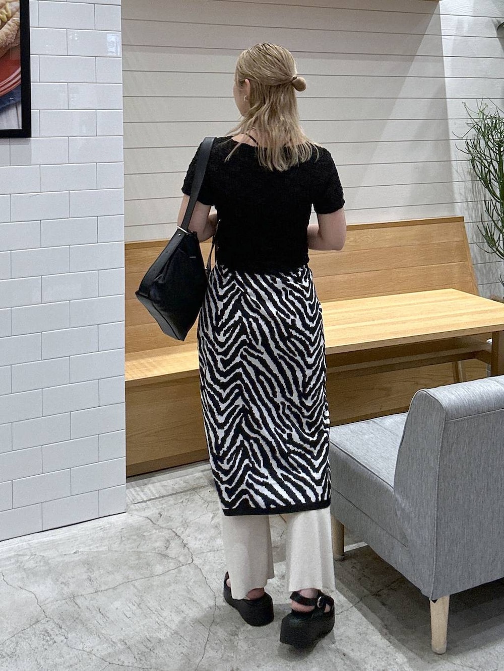 ベージュ系のその他パンツ、ブラック系のサンダル、ブラック系のTシャツ/カットソーを着用したレディースの秋コーディネートの3枚目の写真
