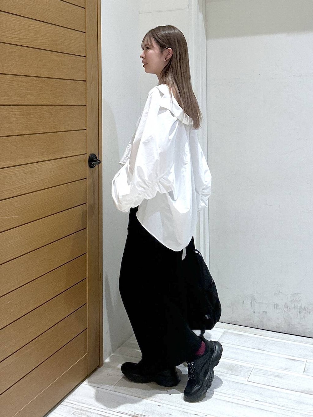 ブラック系のバックパック/リュック、ブラック系のその他パンツ、ブラック系のスニーカーを着用したレディースの春コーディネートの2枚目の写真