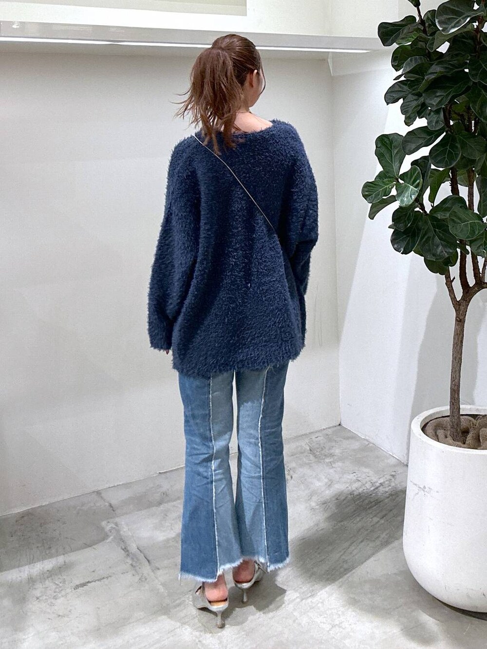 ブルー系のカーディガン/ボレロ、ブルー系のデニムパンツ、ブラック系のキャミソールを着用したレディースの秋コーディネートの3枚目の写真