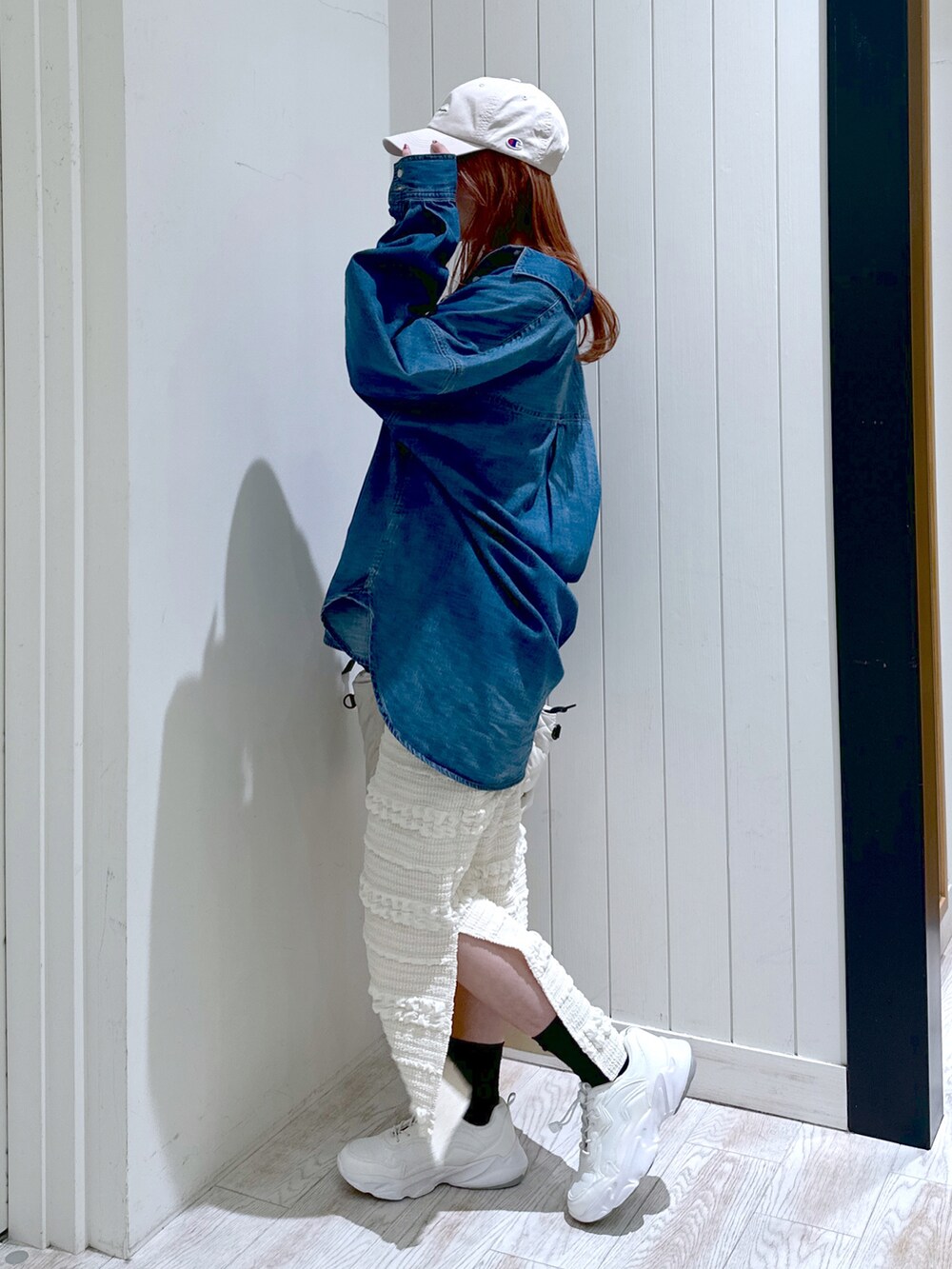 ホワイト系のスニーカー、ホワイト系のスカート、ホワイト系のトートバッグを着用したレディースの春コーディネートの2枚目の写真