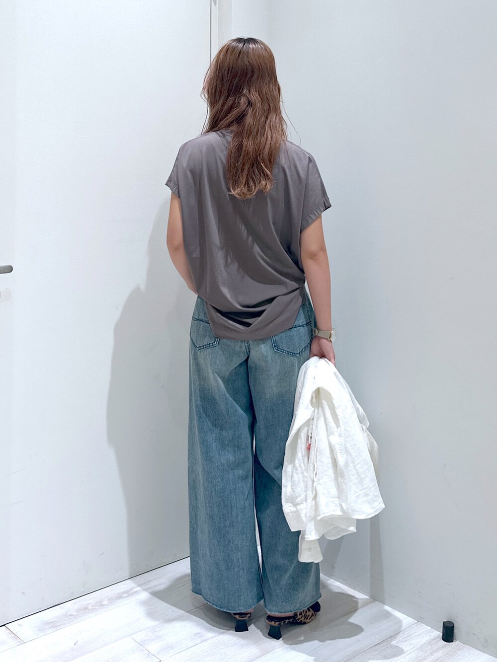 ブルー系のデニムパンツ、ホワイト系のシャツ/ブラウス、ブラウン系のTシャツ/カットソーを着用したレディースの秋コーディネートの3枚目の写真