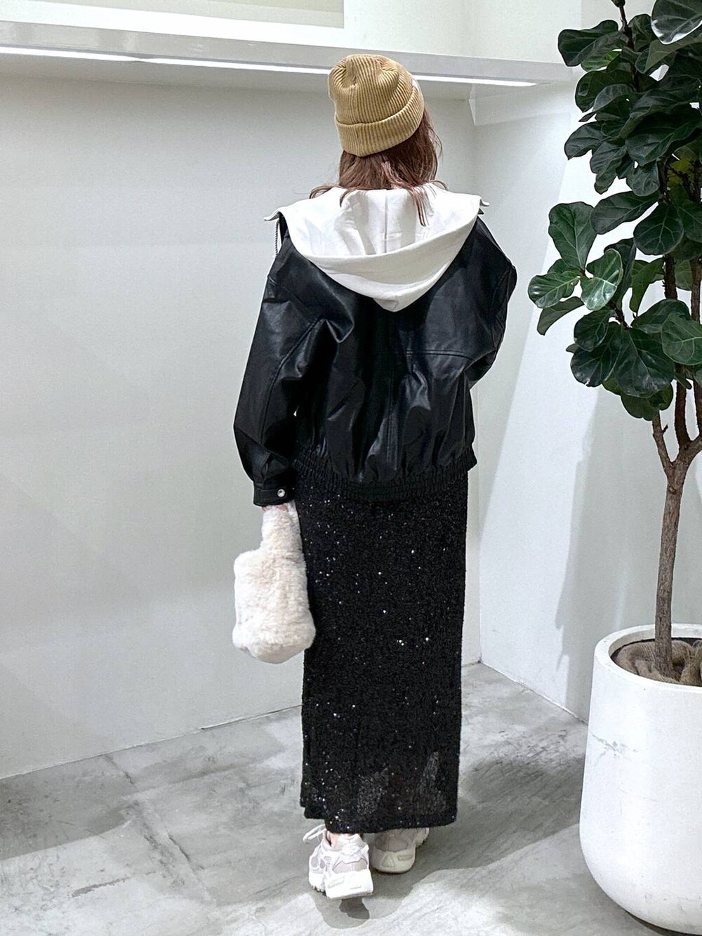 グレー系のスニーカー、ブラック系のその他アウター、グレー系のパーカーを着用したレディースの秋コーディネートの3枚目の写真