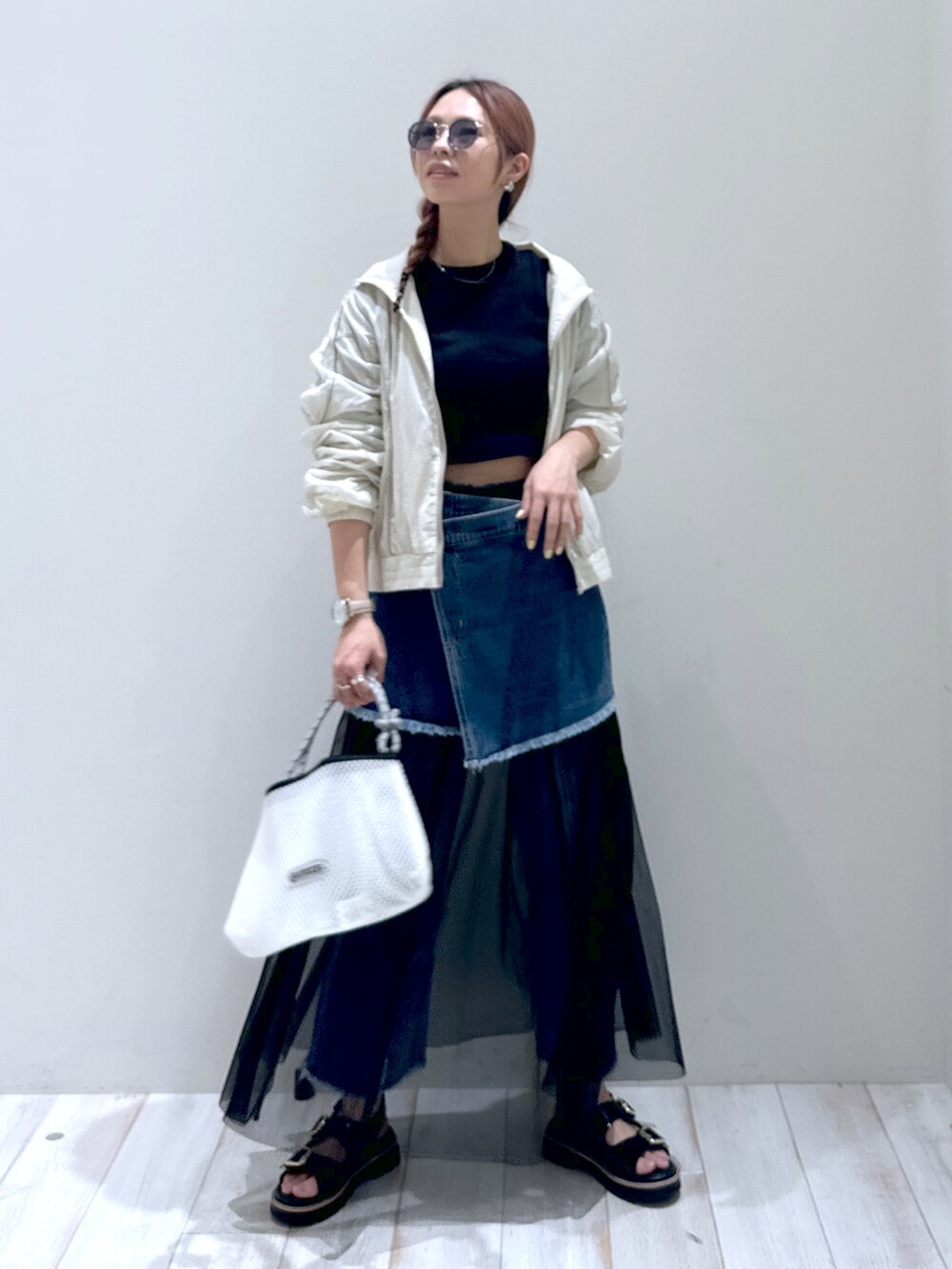 ブラック系のTシャツ/カットソー、ブラック系のワンピース、ブラック系のサンダルを着用したレディースの春コーディネートの2枚目の写真