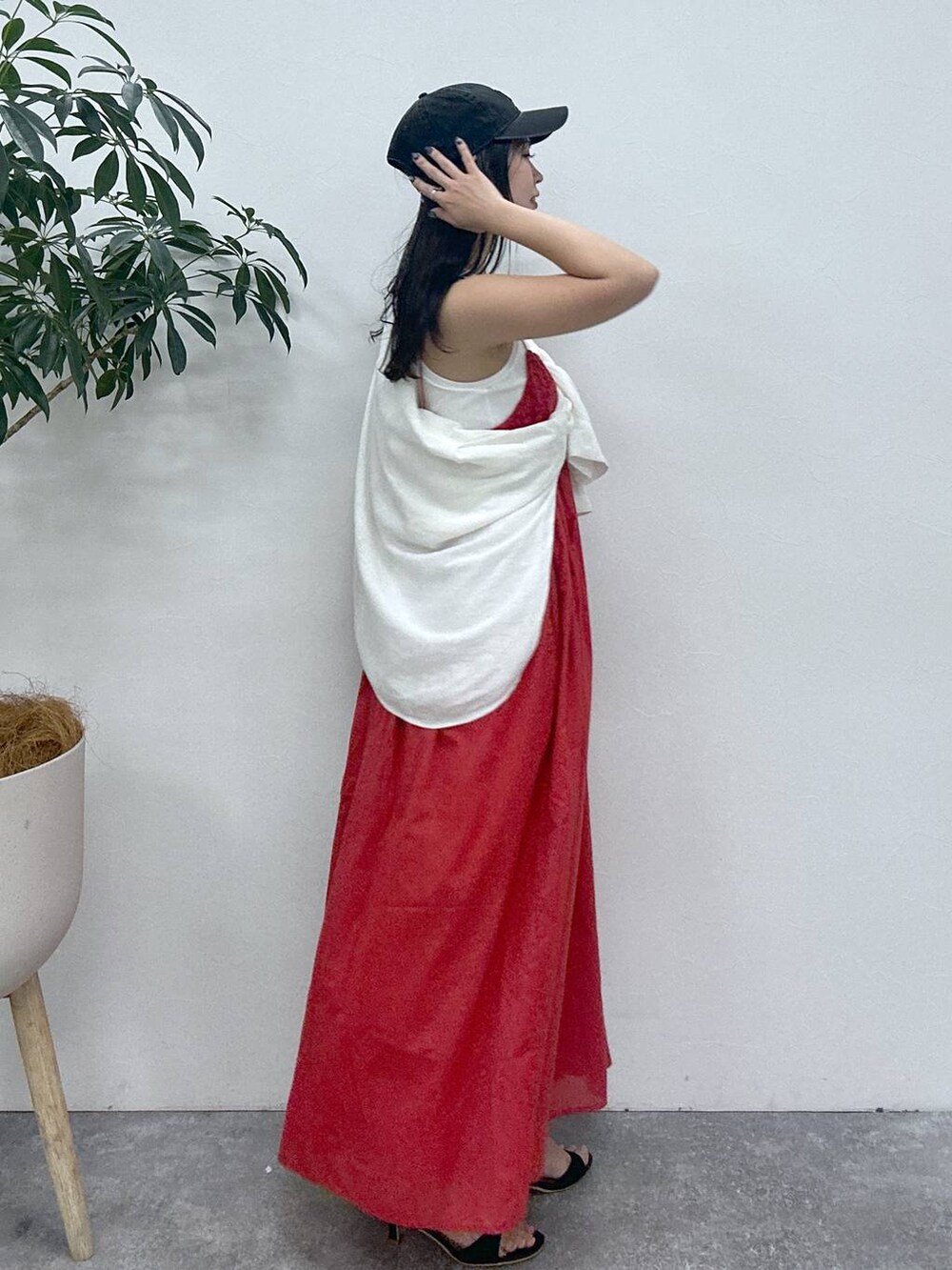 ホワイト系のタンクトップ、ホワイト系のシャツ/ブラウス、ホワイト系のハンドバッグを着用したレディースの春コーディネートの4枚目の写真