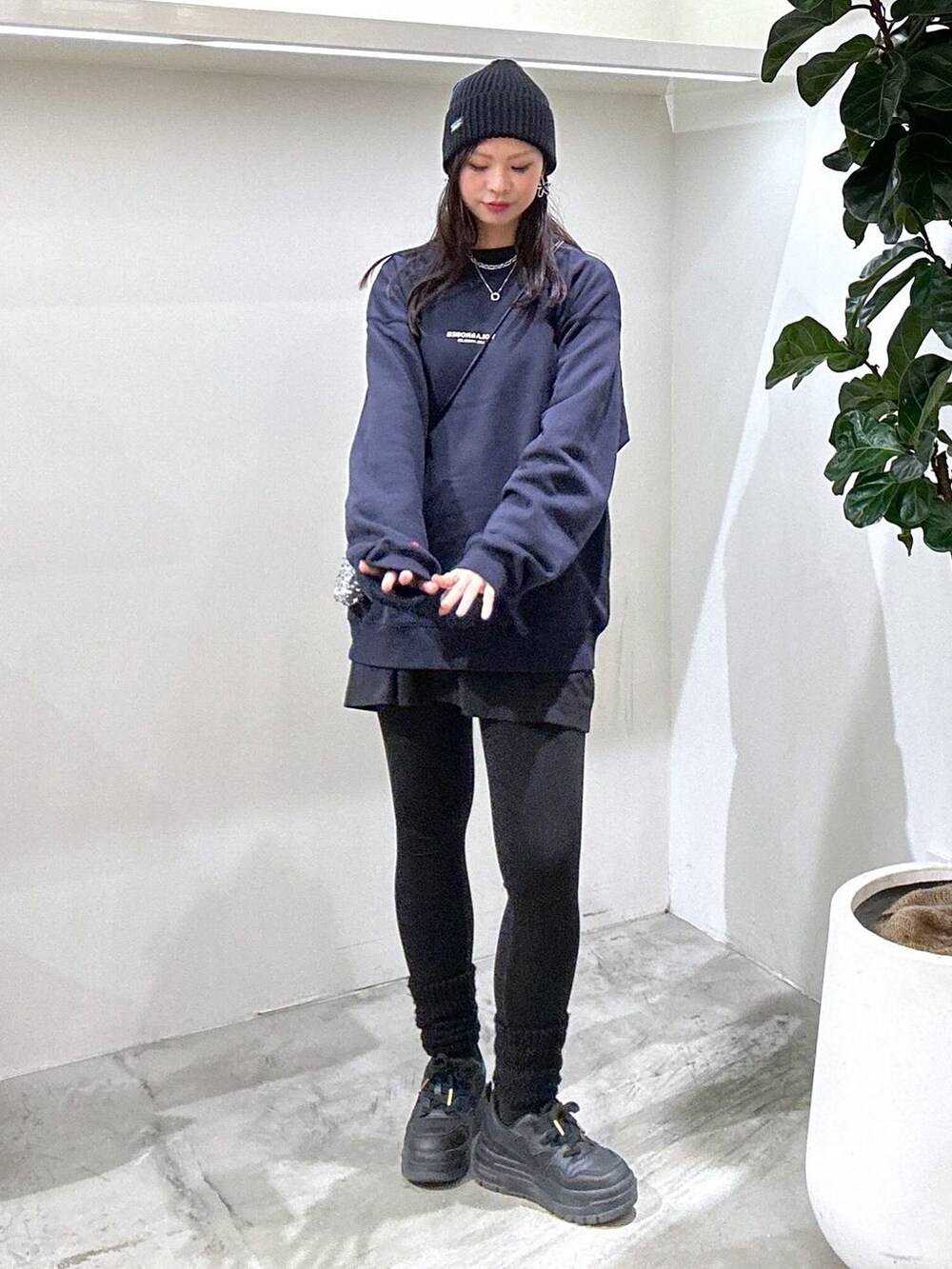 グレー系のショルダーバッグ、ブラック系のスニーカー、ブルー系のスウェットを着用したレディースの冬コーディネートの2枚目の写真