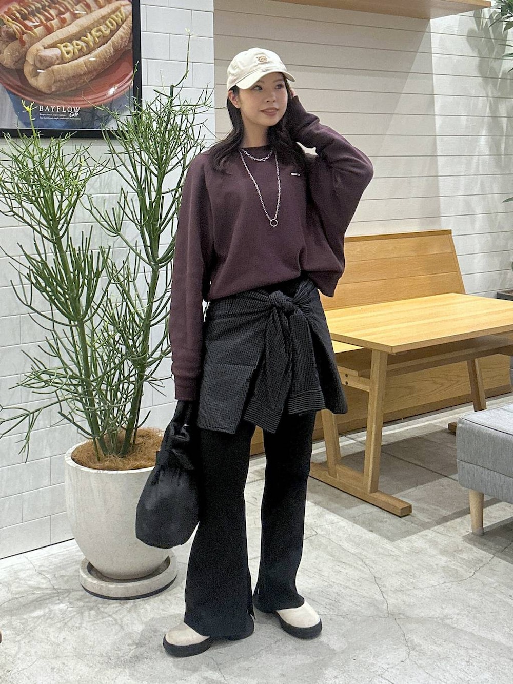 ブラック系のトートバッグ、ベージュ系のブーツ、その他のシャツ/ブラウスを着用したレディースの冬コーディネートの2枚目の写真