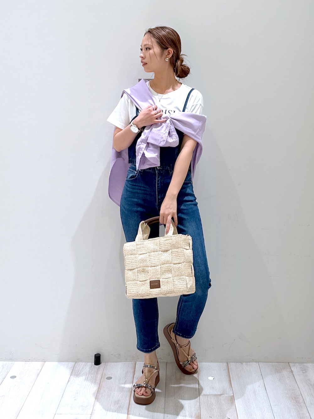 ブルー系のその他トップス、パープル系のシャツ/ブラウス、ホワイト系のTシャツ/カットソーを着用したレディースの春コーディネートの2枚目の写真