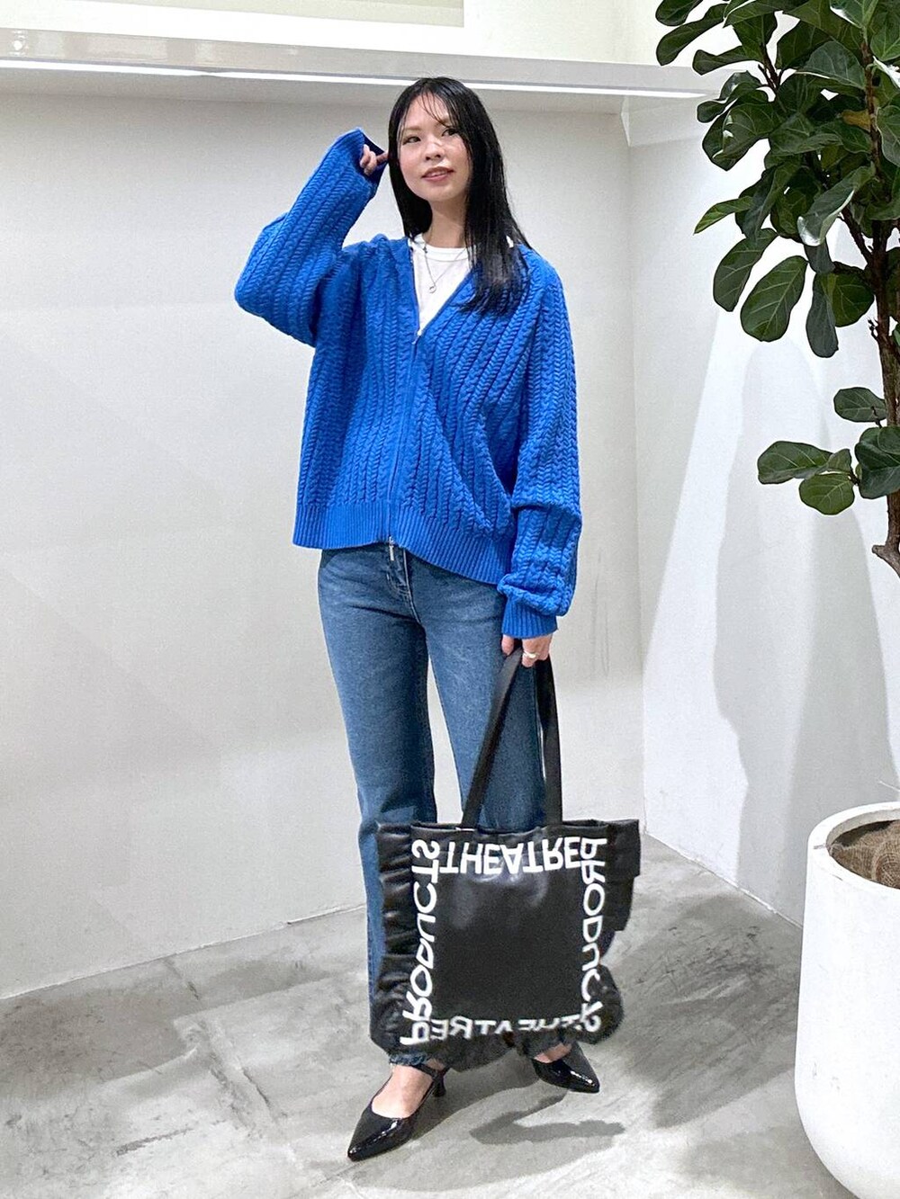 ホワイト系のTシャツ/カットソー、ブラック系のトートバッグ、ブラック系のパンプスを着用したレディースの冬コーディネートの2枚目の写真