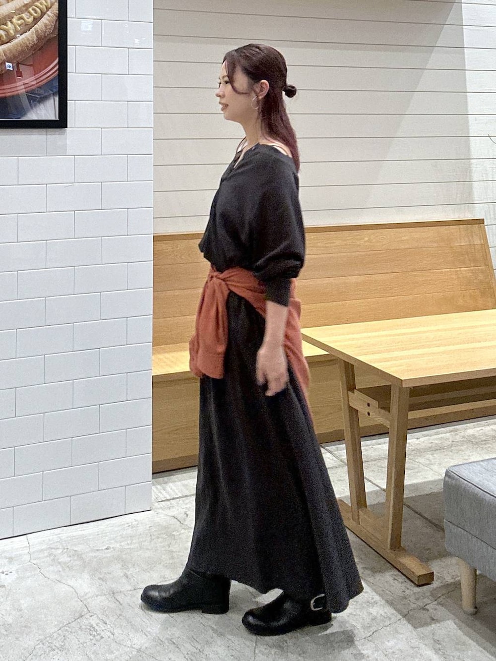ブラック系のブーツ、グレー系のTシャツ/カットソー、グレー系のスカートを着用したレディースの秋コーディネートの2枚目の写真