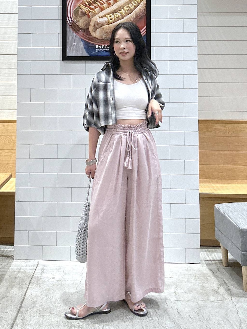 グレー系のシャツ/ブラウス、パープル系のその他パンツ、シルバー系のサンダルを着用したレディースの夏コーディネートの2枚目の写真