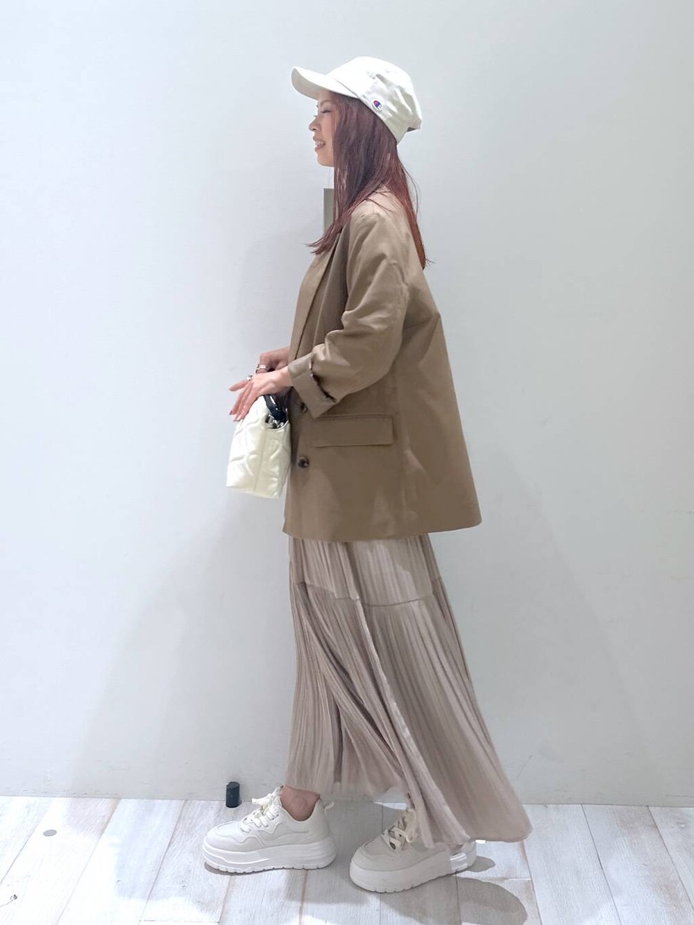 「体型カバー、差し色コーデ、ベーシック/シンプル、高見え、ラフ、ヘルシー、きれいめ、カジュアル、BAYFLOW、bijorie、シンプルコーデ、きれいめカジュアル、秋コーデ、秋冬新作、秋服準備はじめました」｜「BAYFLOWのキルティングショルダーバッグ（ショルダーバッグ、ベージュ系）」を使った、ジュネさん（骨格ウェーブ・レディース・162cm）の秋コーディネートの3枚目の写真