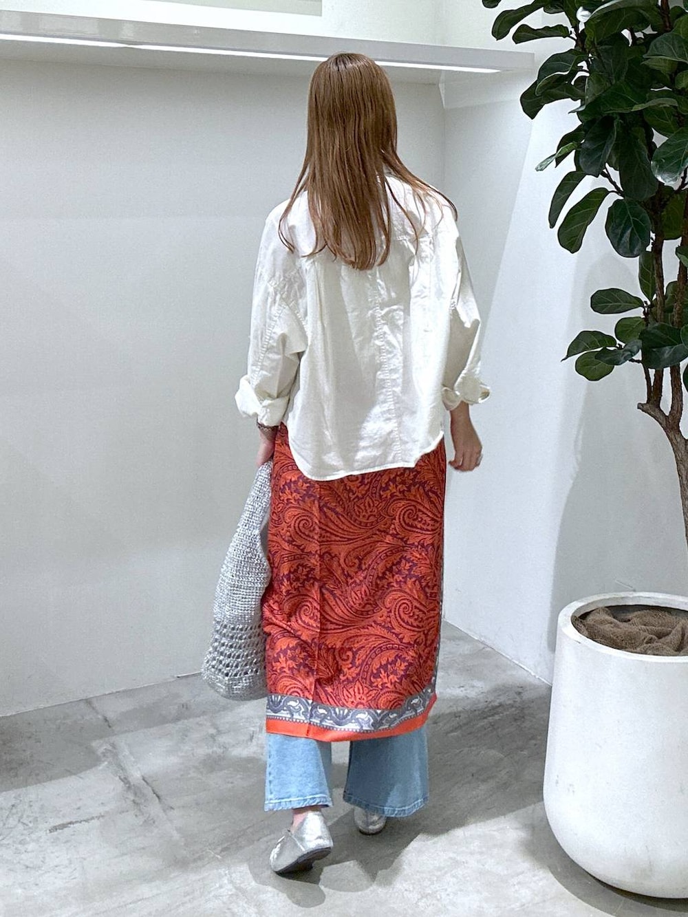 ホワイト系のシャツ/ブラウス、ブルー系のデニムパンツ、ホワイト系のキャミソールを着用したレディースの春コーディネートの2枚目の写真