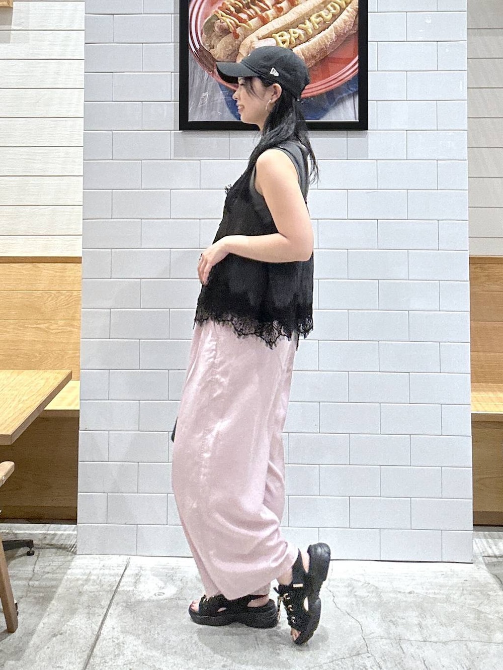 パープル系のその他パンツ、ブラック系のサンダル、ブラック系のショルダーバッグを着用したレディースの夏コーディネートの3枚目の写真